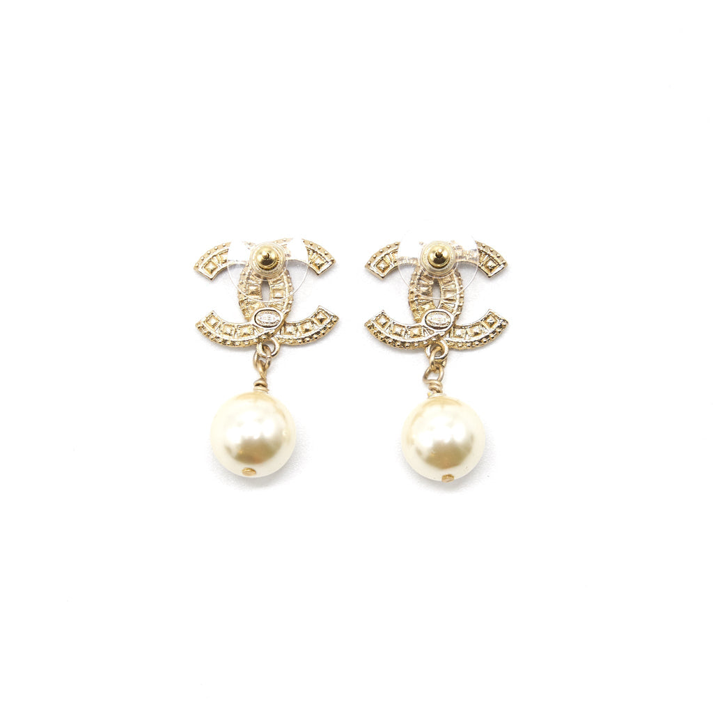Chanel 20B CC Pearl Earings