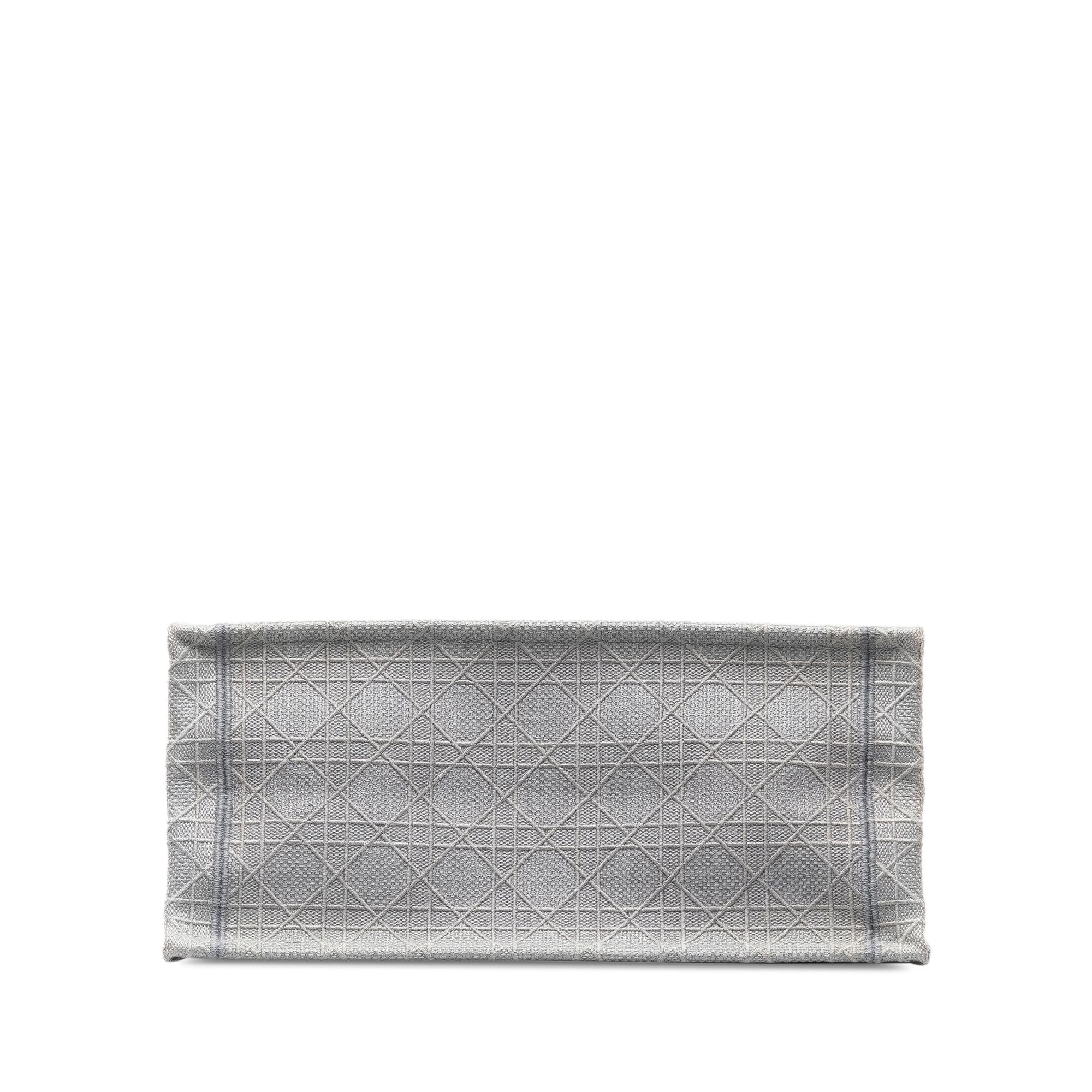 Dior Medium Cannage Embroidered Book Tote (SHG-dwrZnB)