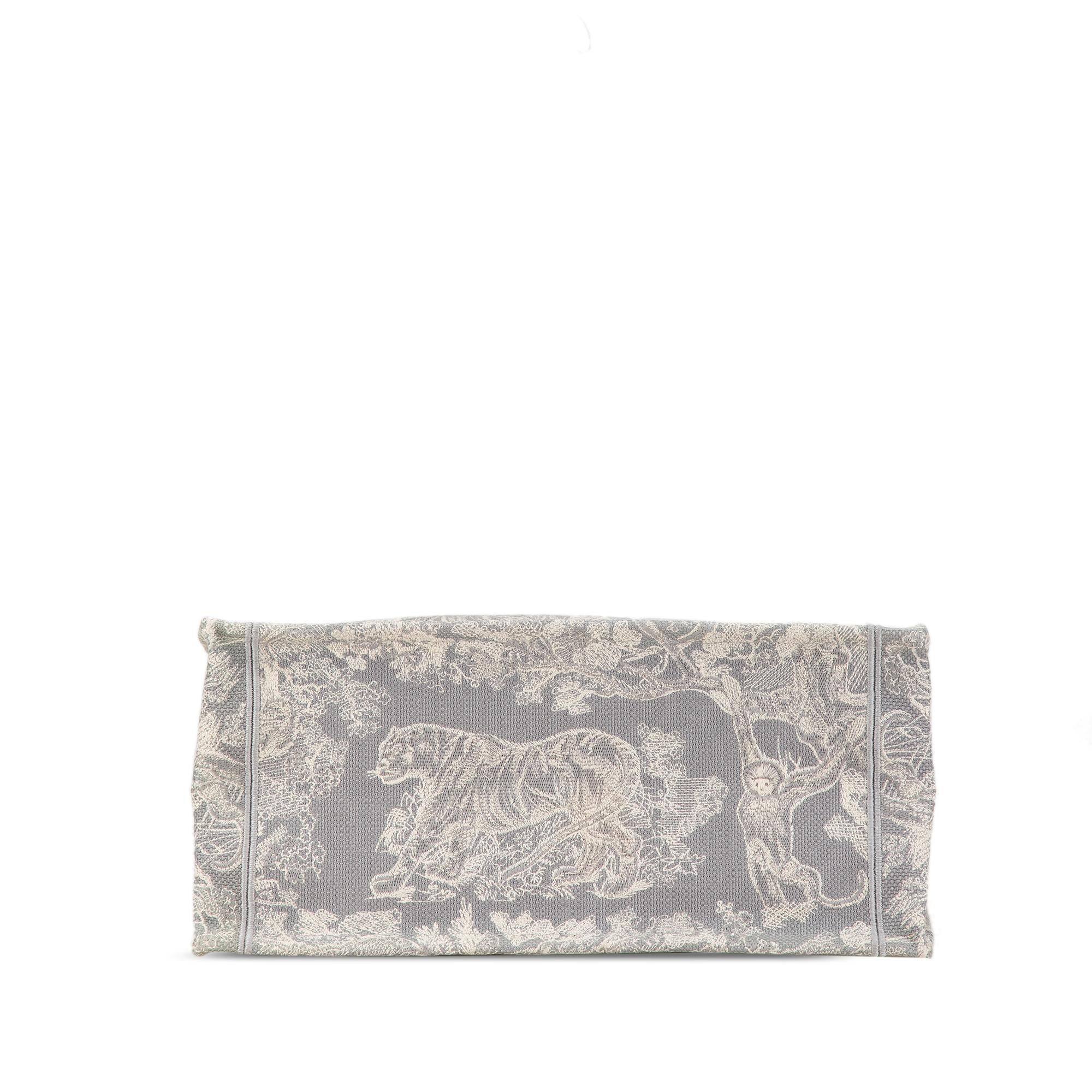Dior Medium Toile de Jouy Reverse Embroidered Book Tote (SHG-OWlz7x)
