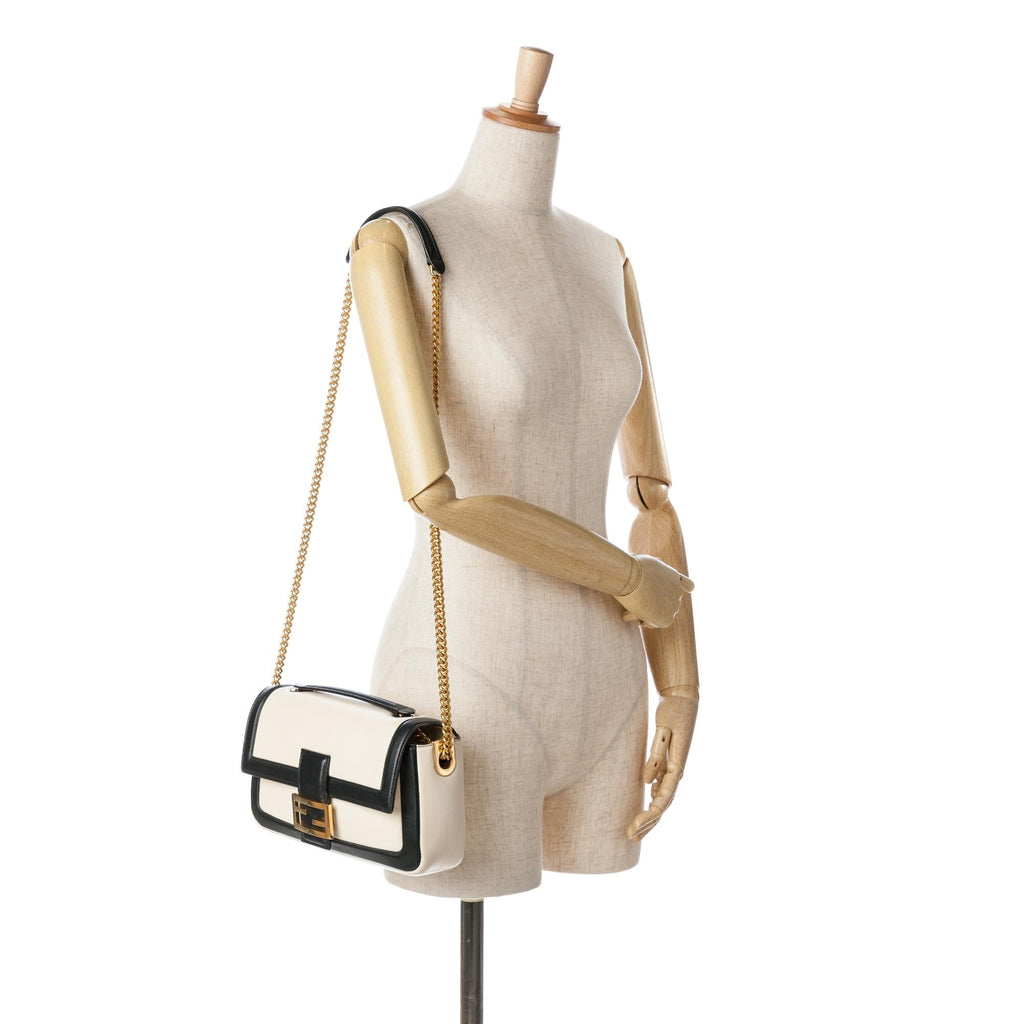 Fendi Bicolor Leather Chain Midi Baguette (SHG-Hf8LuU)