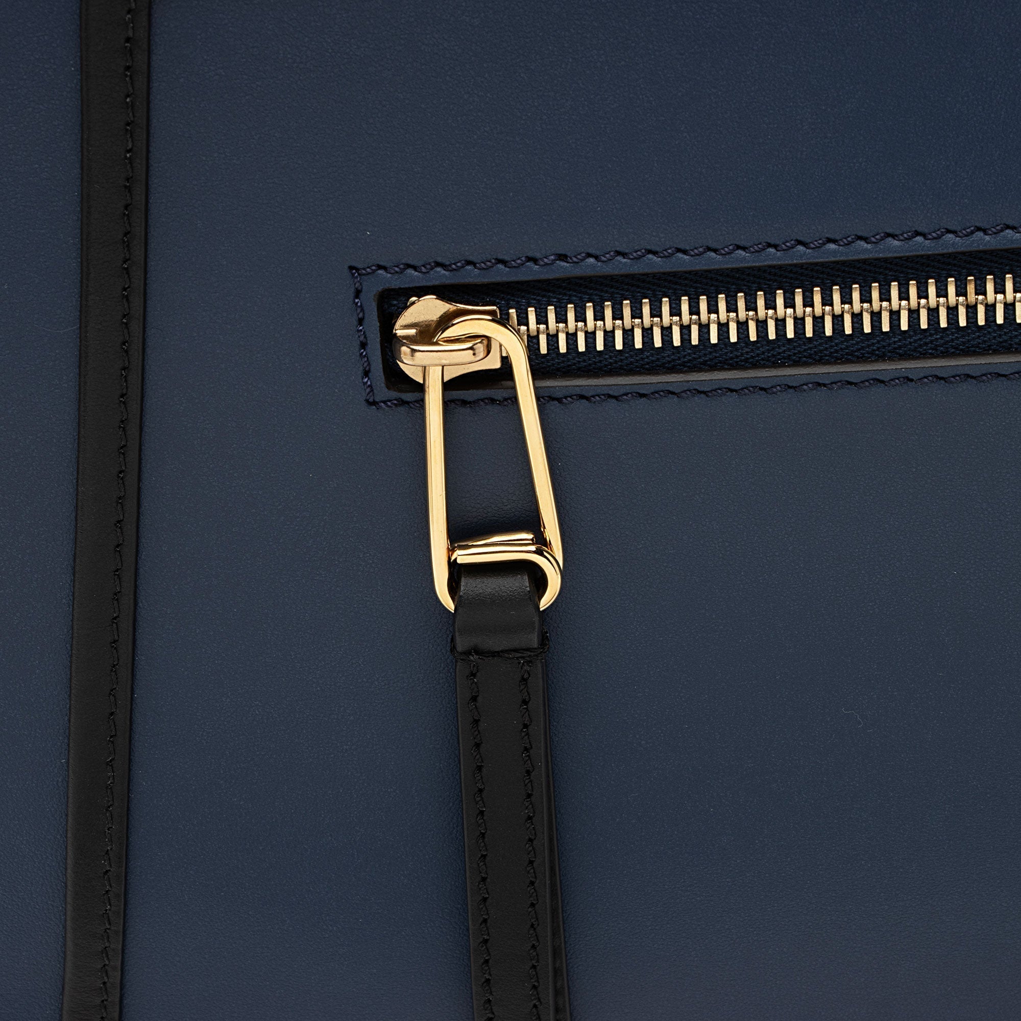 Fendi Calfskin Runaway Medium Tote (SHF-MJuMww)