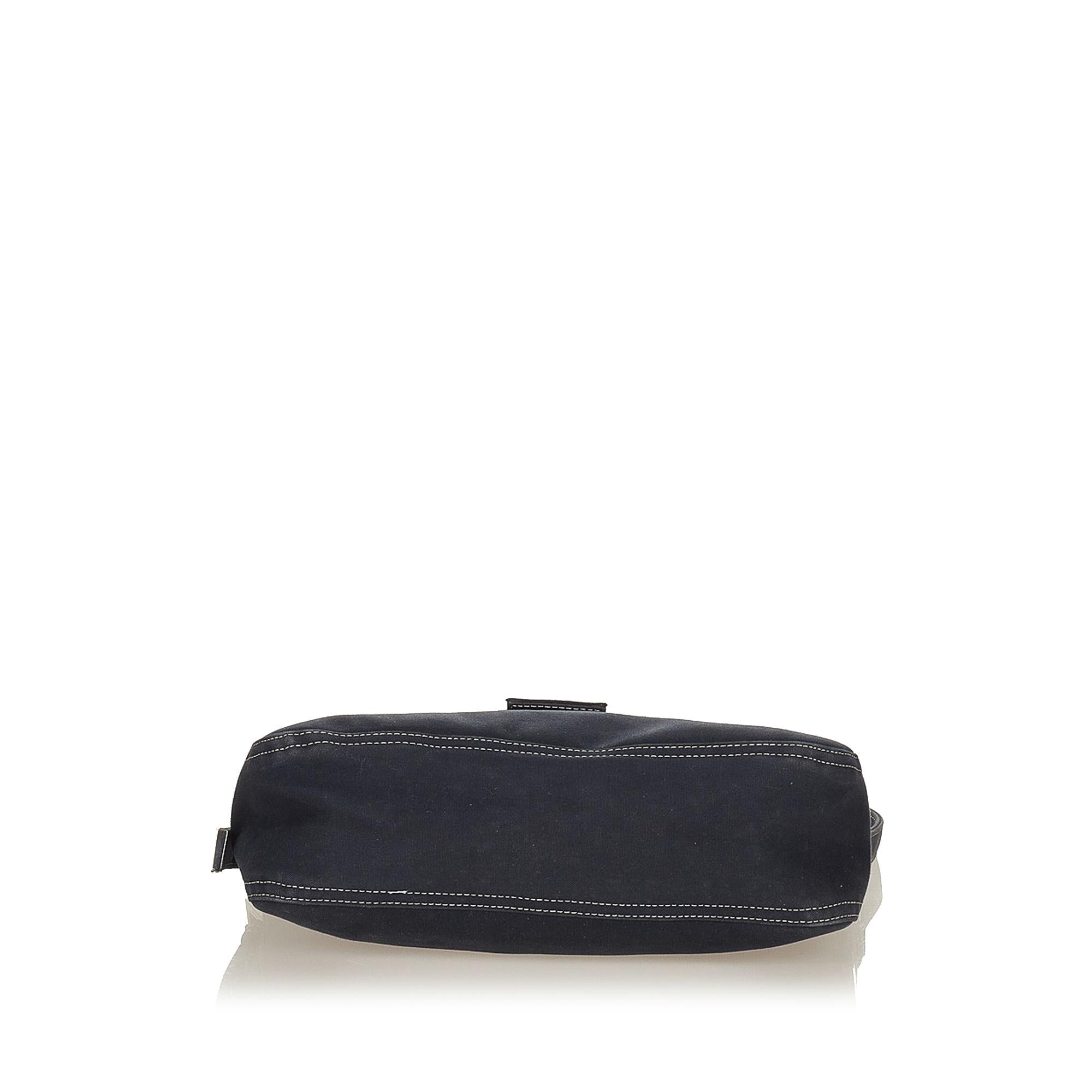 Fendi Canvas Shoulder Bag (SHG-Dfrie7)