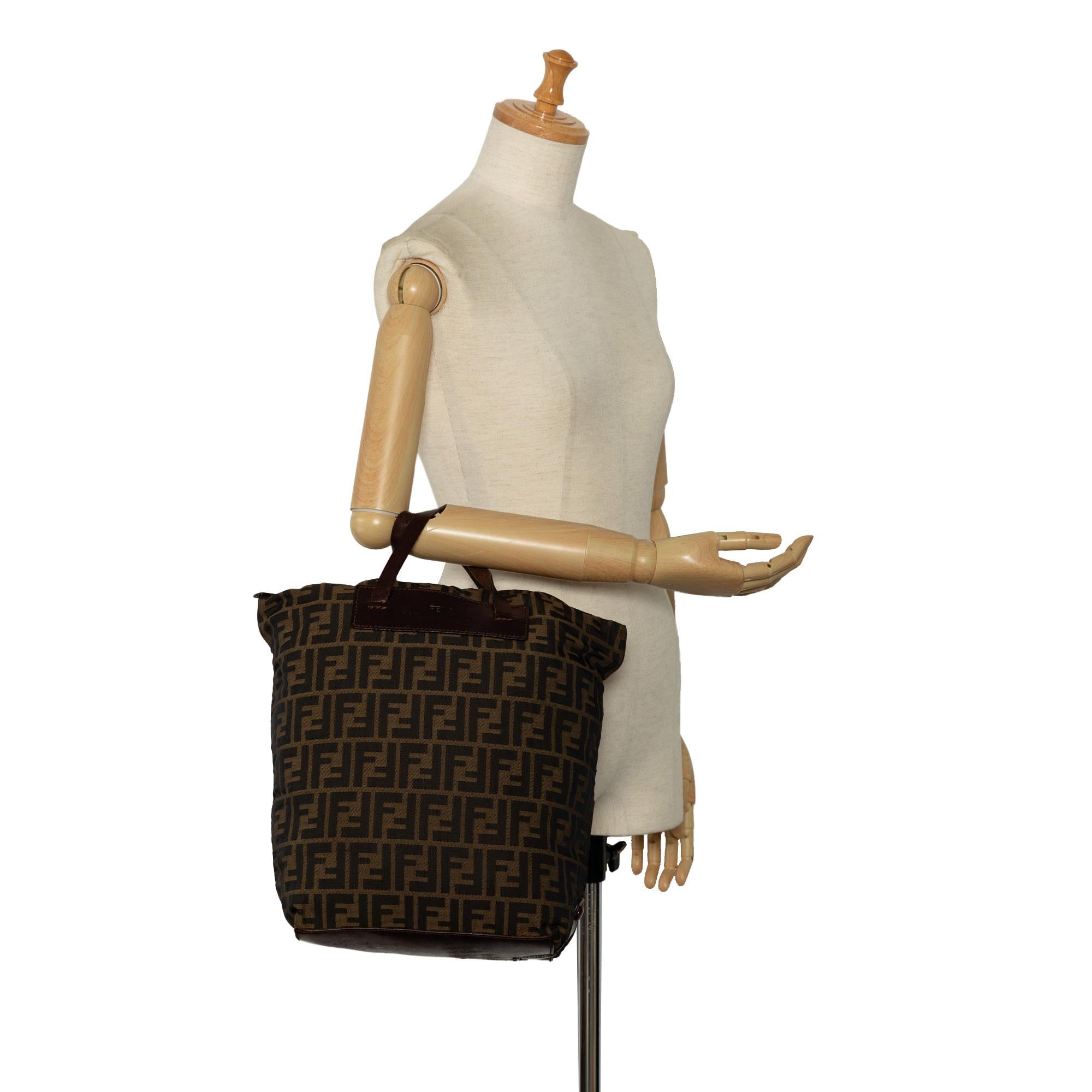 Fendi Canvas Zucca Tote (SHG-tjwRnh)
