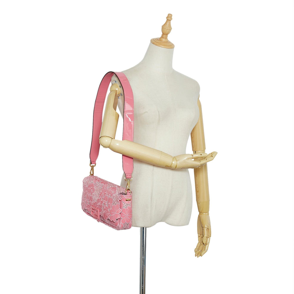 Fendi Embroidered Lace Baguette (SHG-GlR2r8)