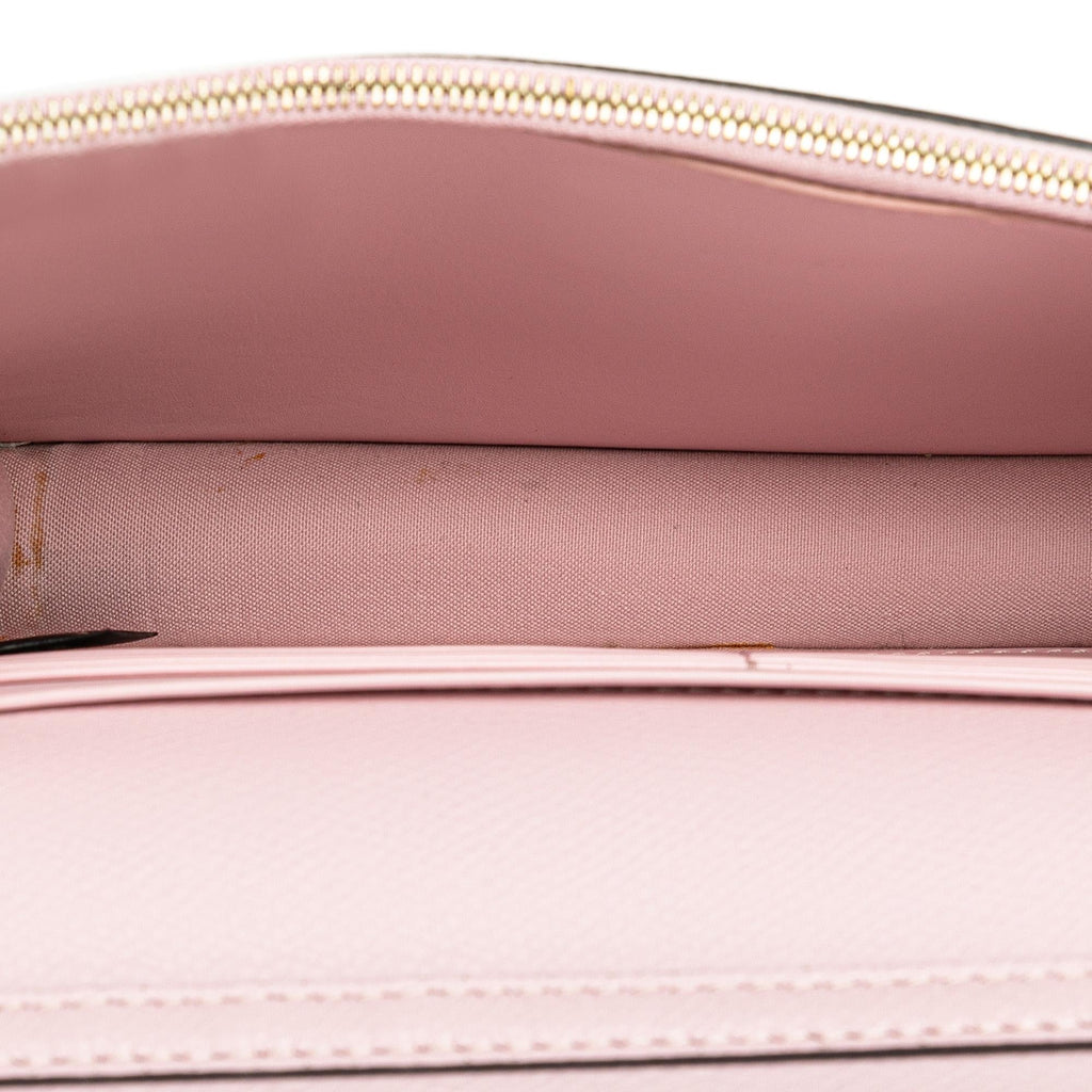 Fendi F is Fendi Envelope Wallet on Chain (SHG-wgS0y6)