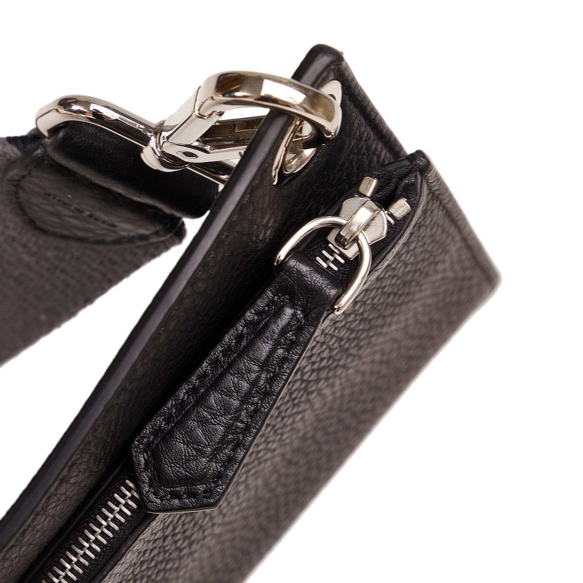 Fendi Flat Pouch Leather Crossbody (SHG-ezFVMK)