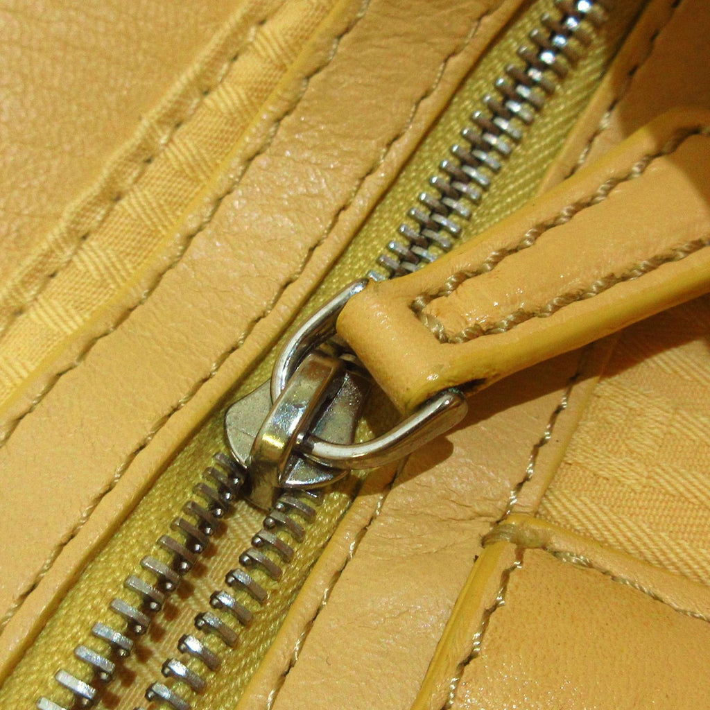 Fendi Leather Baguette with Interchangeable Strap (SHG-ewzoUI)