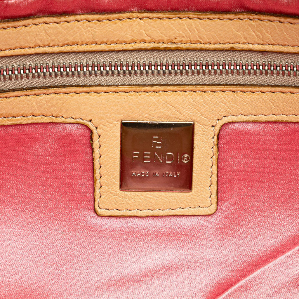 Fendi Leather Baguette (SHG-EDgVHa)