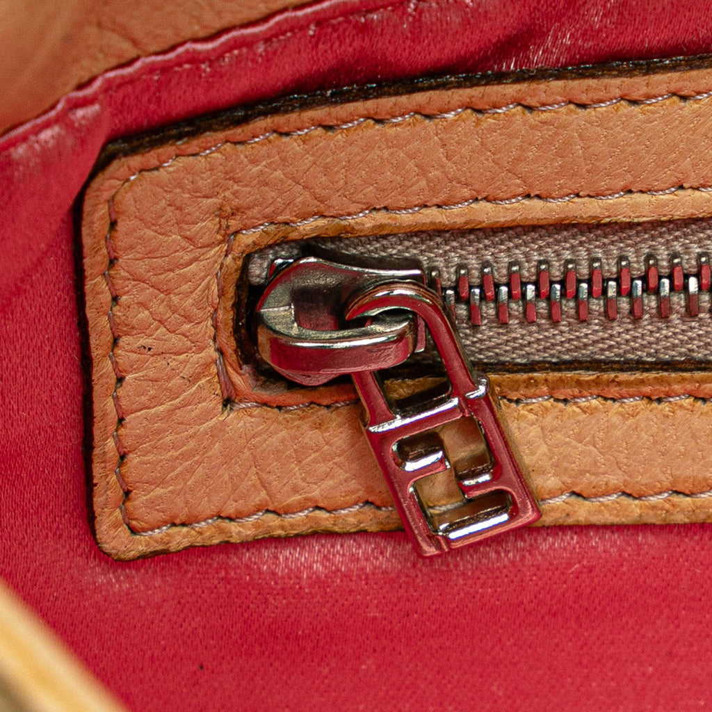 Fendi Leather Baguette (SHG-EDgVHa)