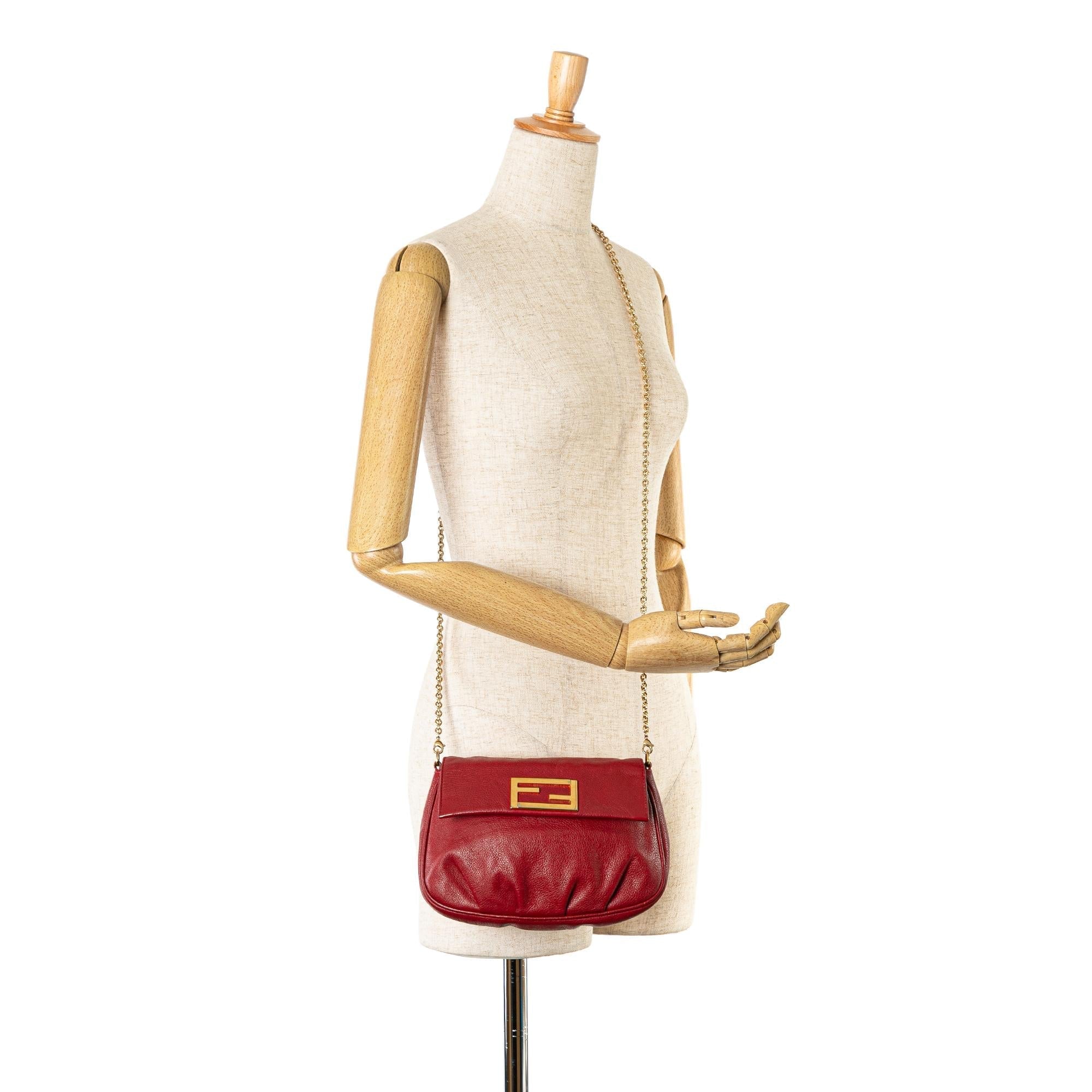 Fendi Leather Fendista Pochette Crossbody (SHG-UEo4ph)