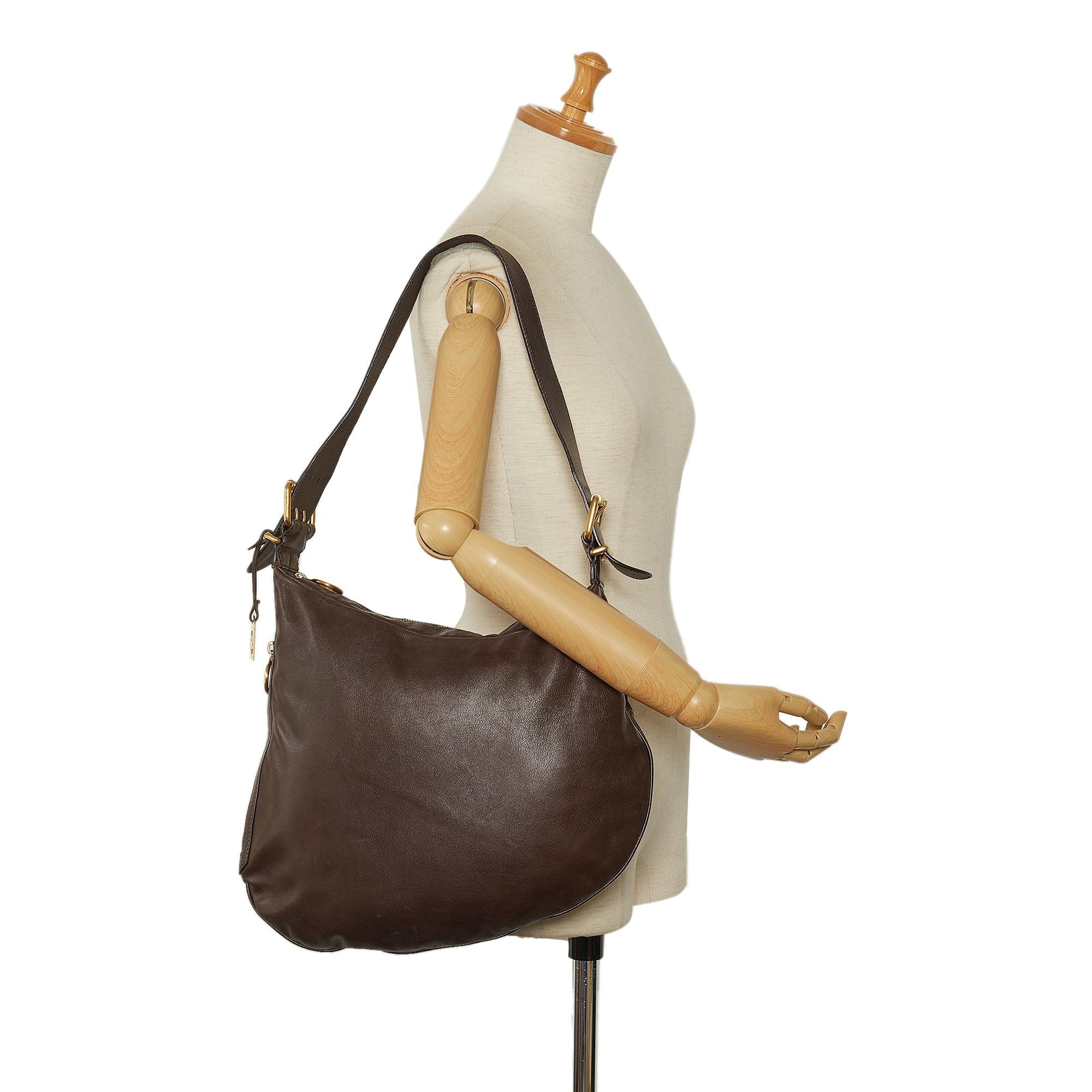 Fendi Leather Oyster Shoulder Bag (SHG-P6A7z8)