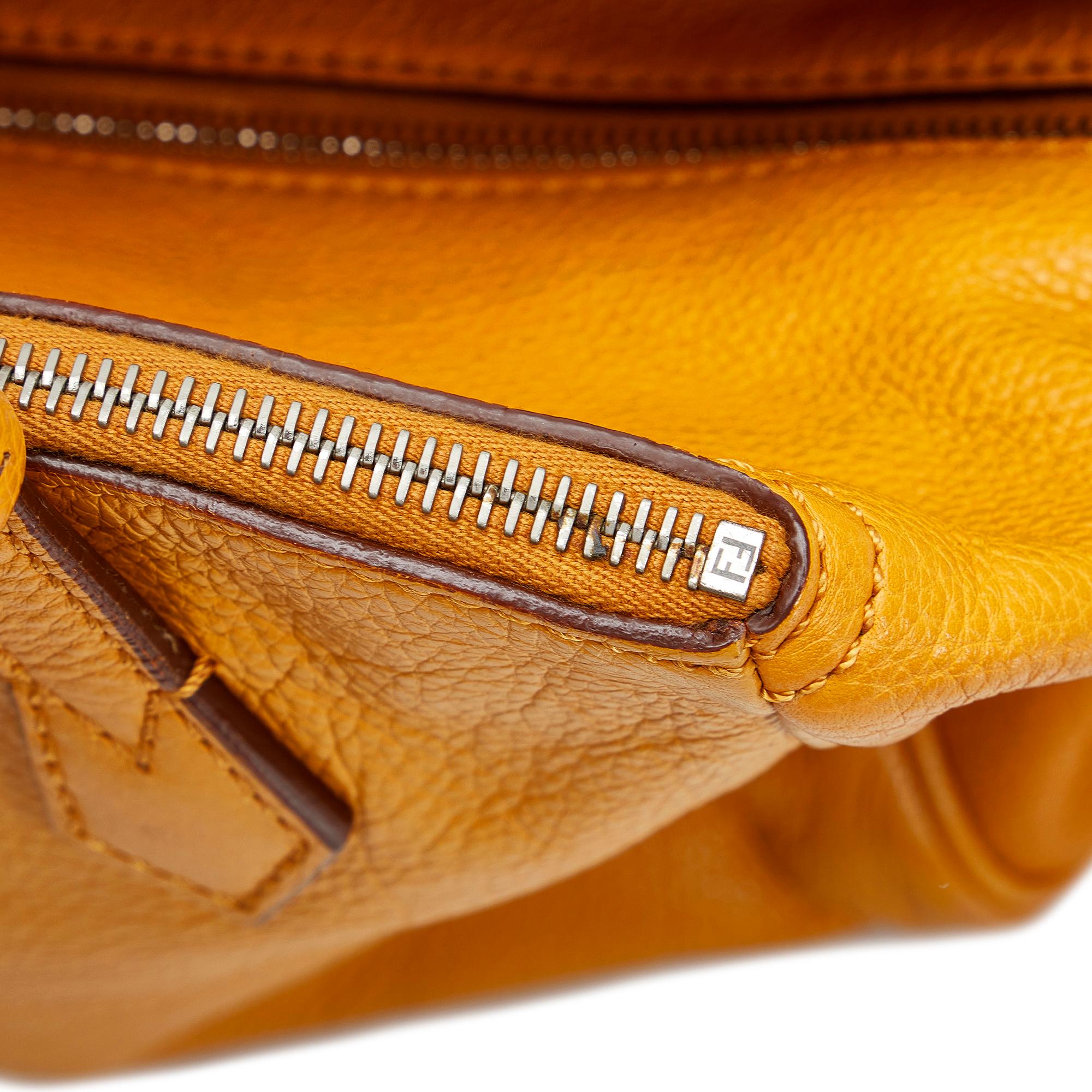 Fendi Leather Shoulder Bag (SHG-BjVo0V)