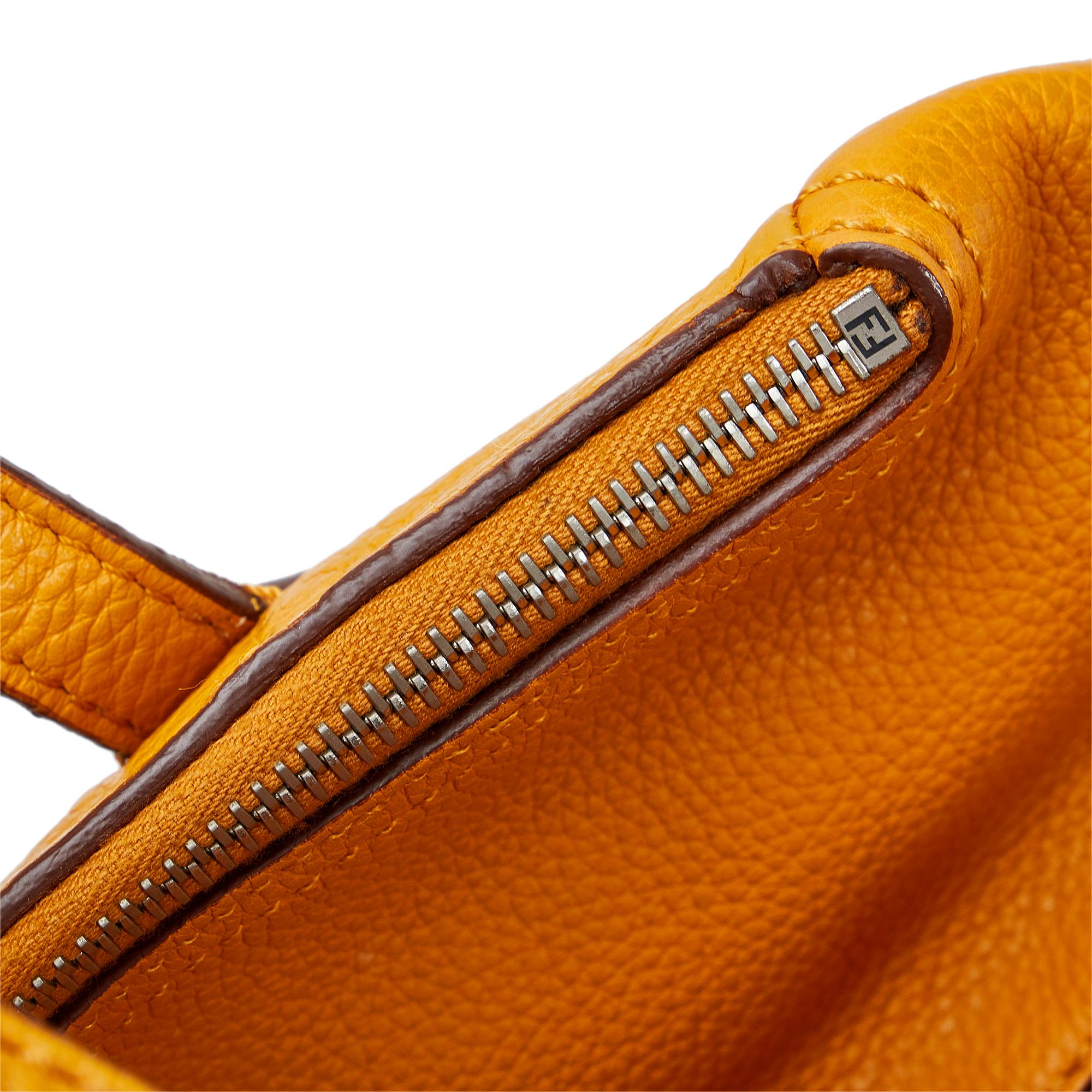 Fendi Leather Shoulder Bag (SHG-BjVo0V)