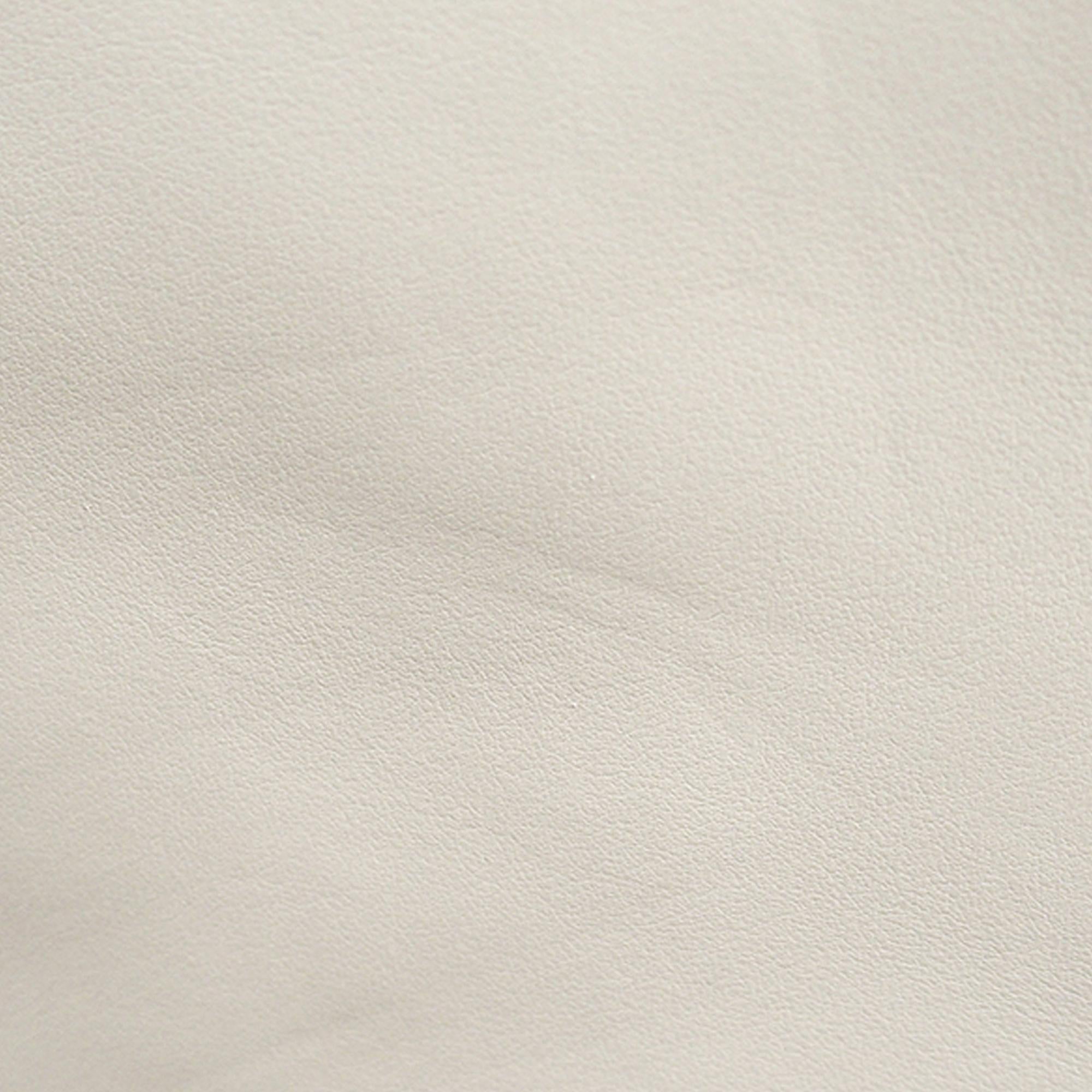 Fendi Leather Vocabulary 3D Logo Zip Pouch (SHG-JtWzTA)