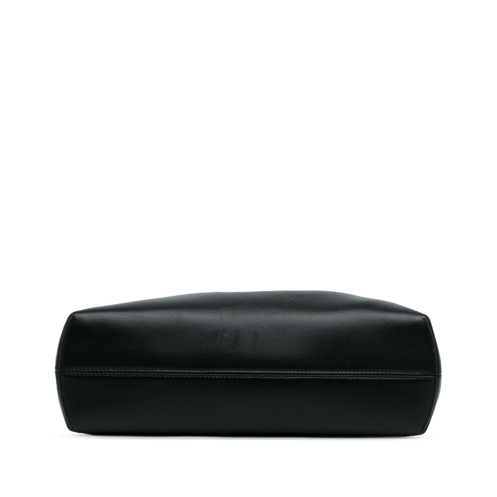 Fendi Medium Leather Fendi First Shoulder Bag (SHG-giZiCe)