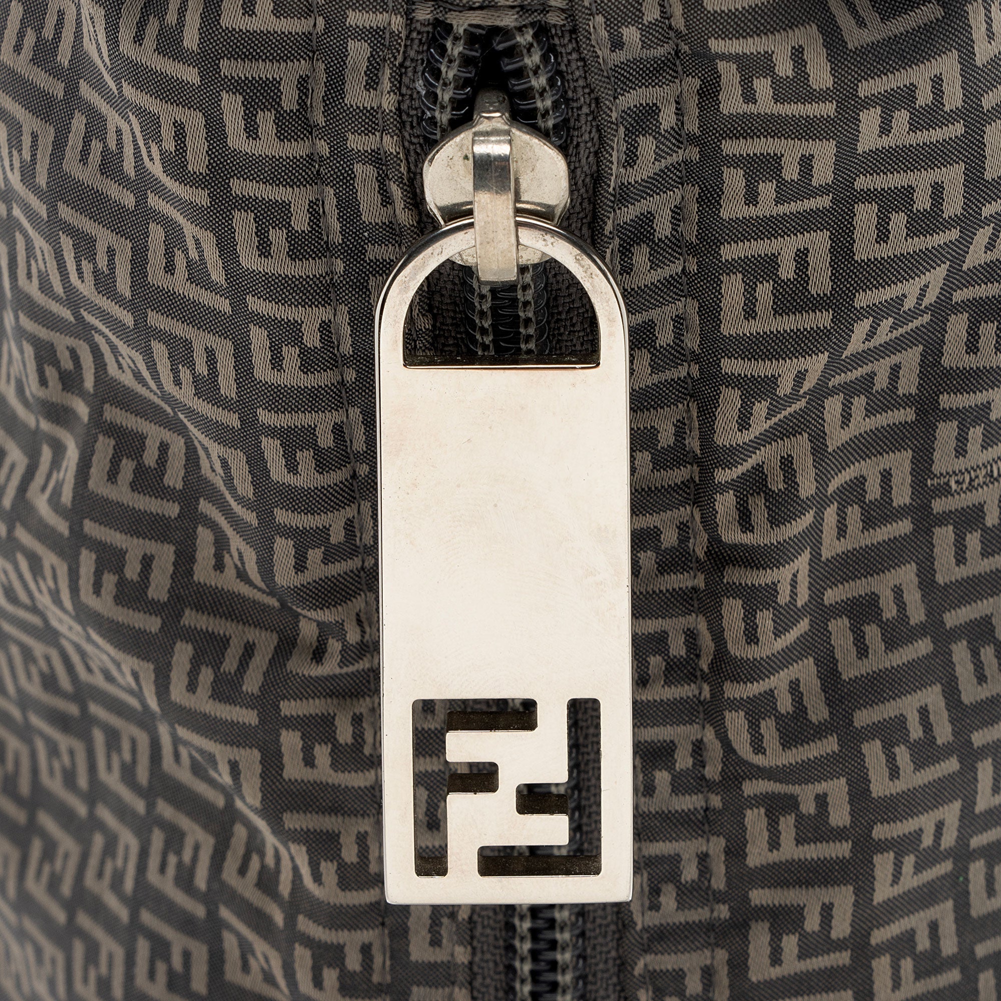 Fendi Nylon Zucchino Messenger (SHF-hFuRrv)
