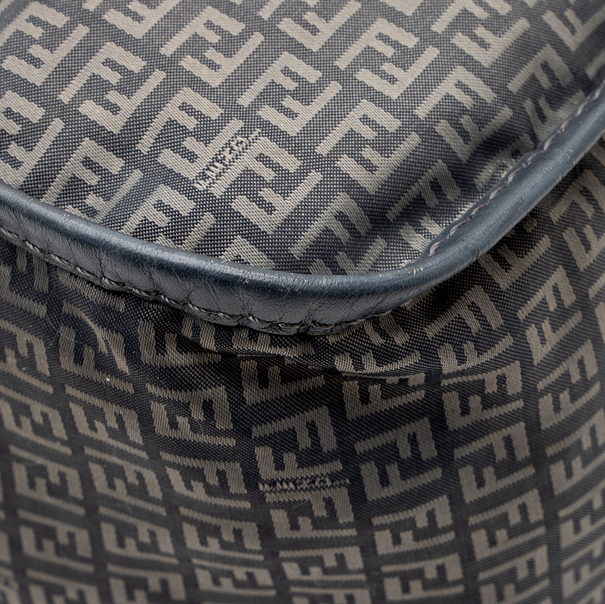 Fendi Nylon Zucchino Messenger (SHF-hFuRrv)