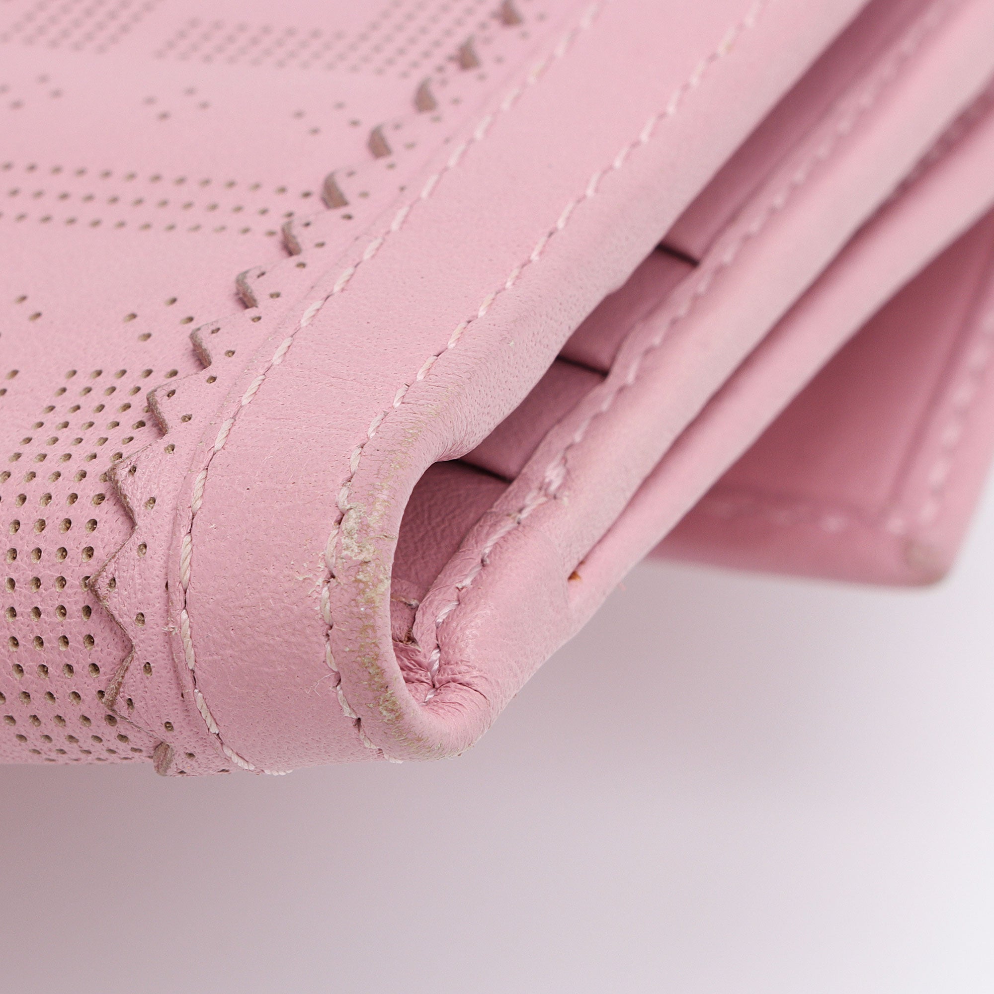 Fendi Perforated Leather Compact Wallet (SHF-ahsZFs)