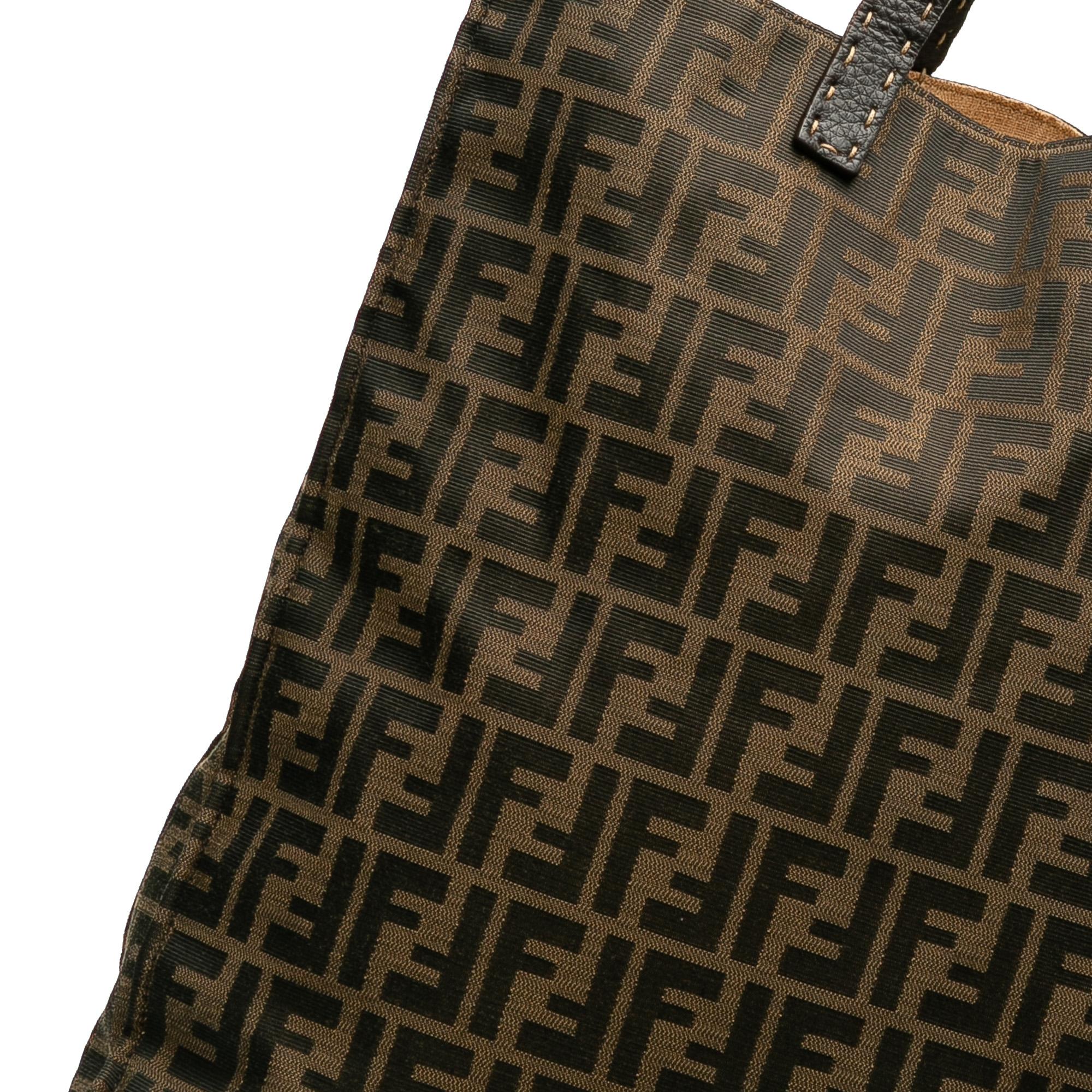 Fendi Selleria Trimmed Zucca Vertical Tote (SHG-AXod86)