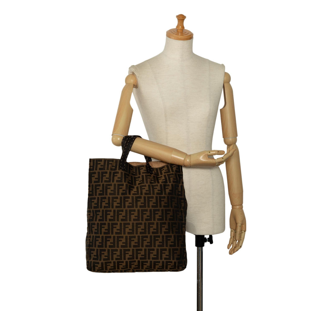 Fendi Selleria Trimmed Zucca Vertical Tote (SHG-AXod86)