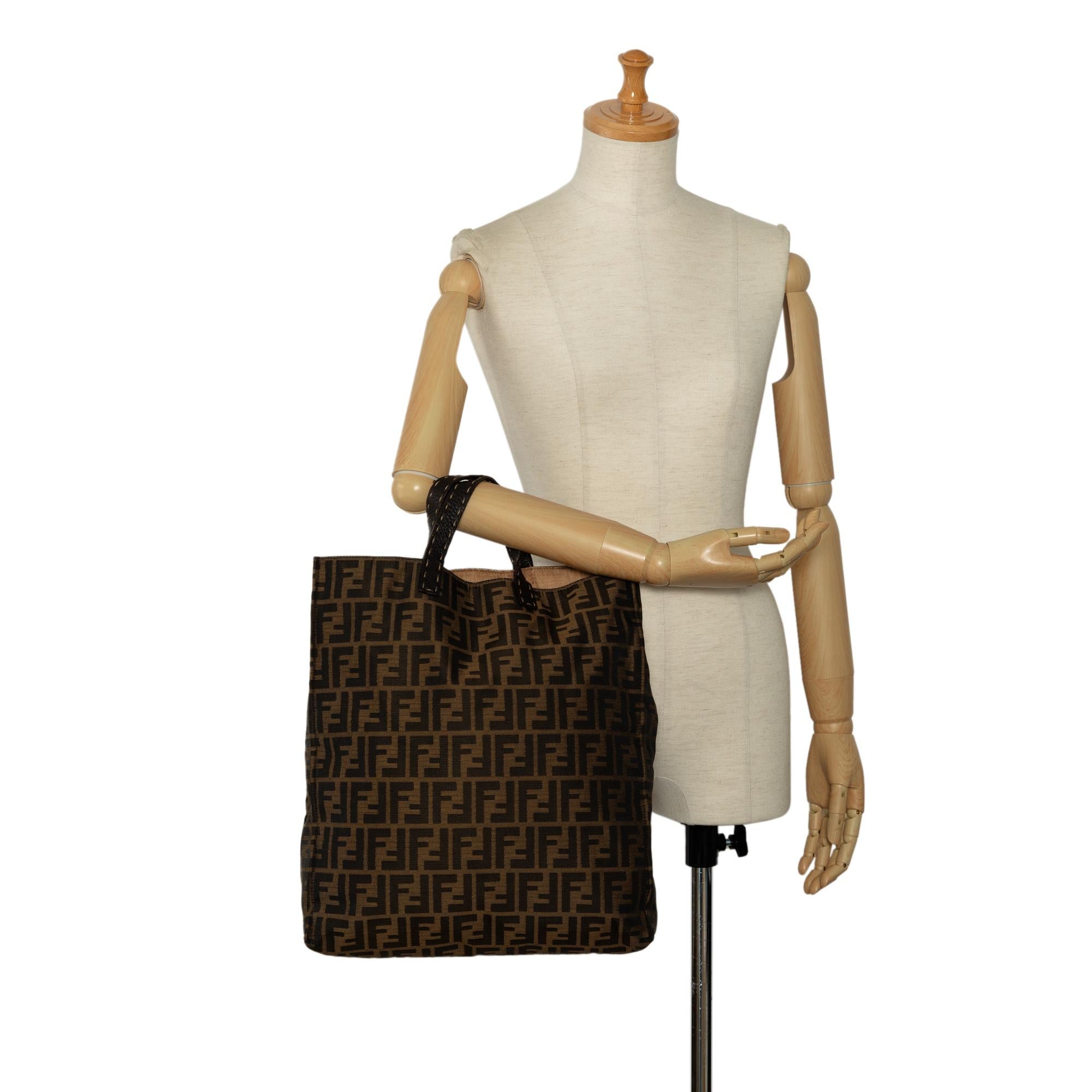Fendi Selleria Trimmed Zucca Vertical Tote (SHG-AXod86)