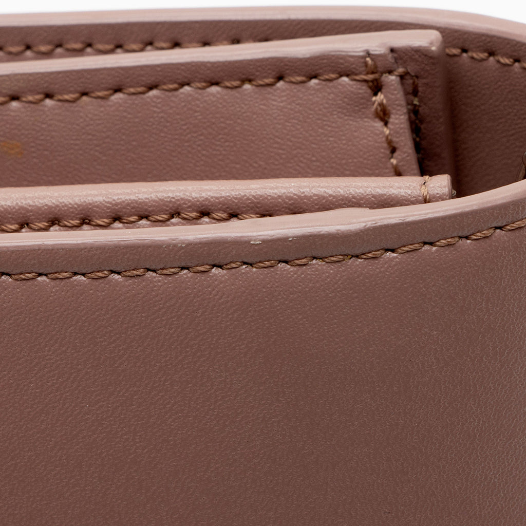 Fendi Vitello F is Fendi Wallet on Chain Bag (SHF-cDQUHV)