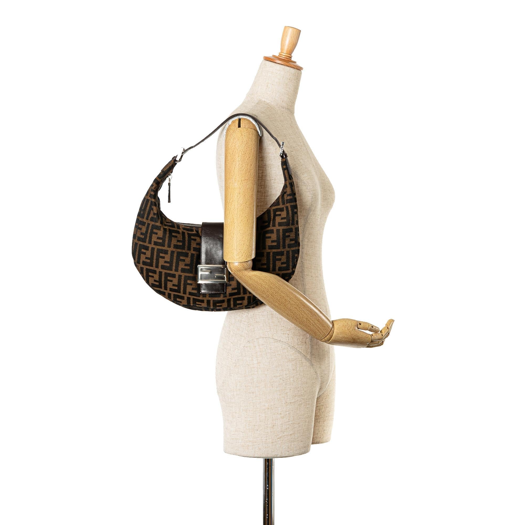 Fendi Zucca Canvas Croissant Hobo (SHG-pRbqrM)