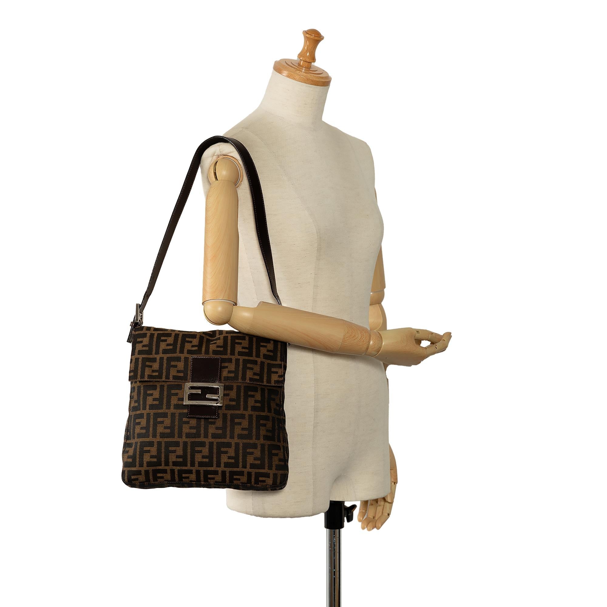 Fendi Zucca Canvas Shoulder Bag (SHG-2gkKyr)