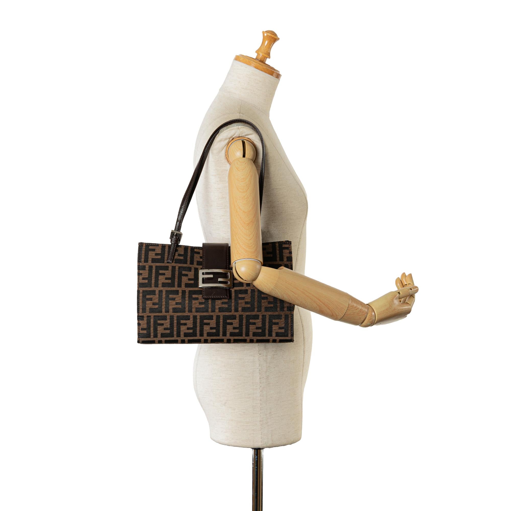 Fendi Zucca Canvas Shoulder Bag (SHG-GvOk0H)