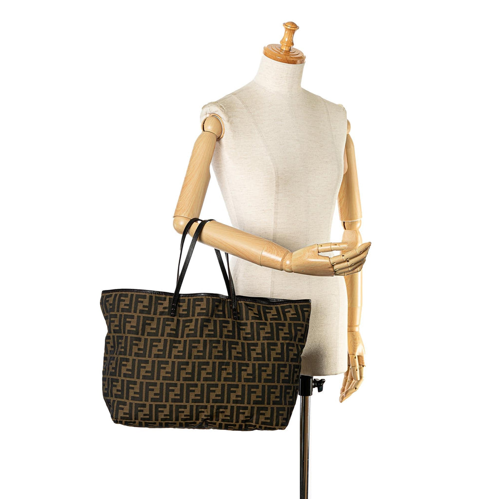 Fendi Zucca Canvas Tote (SHG-mAaIRp)