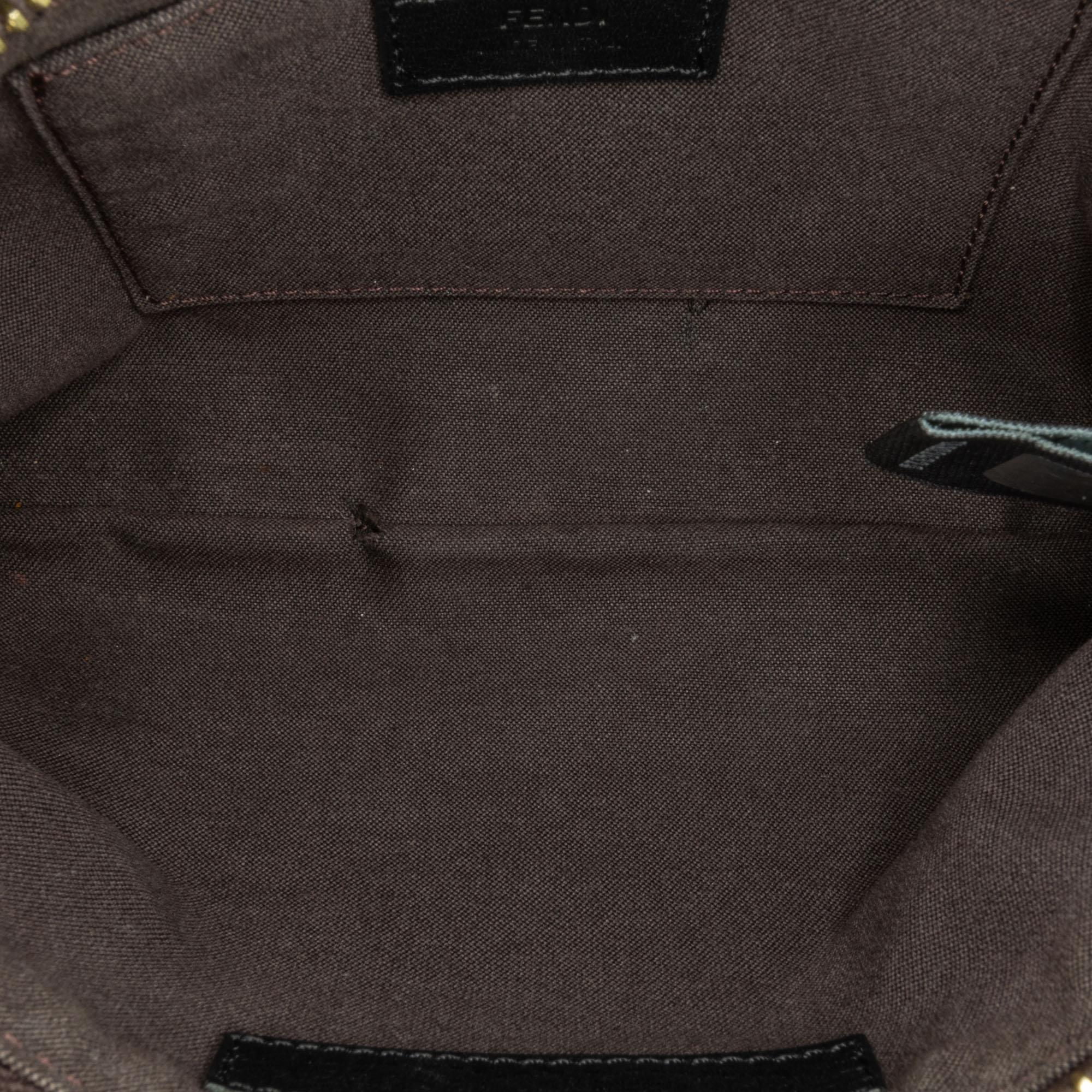 Fendi Zucca Canvas Wristlet Pouch (SHG-tzeTUn)