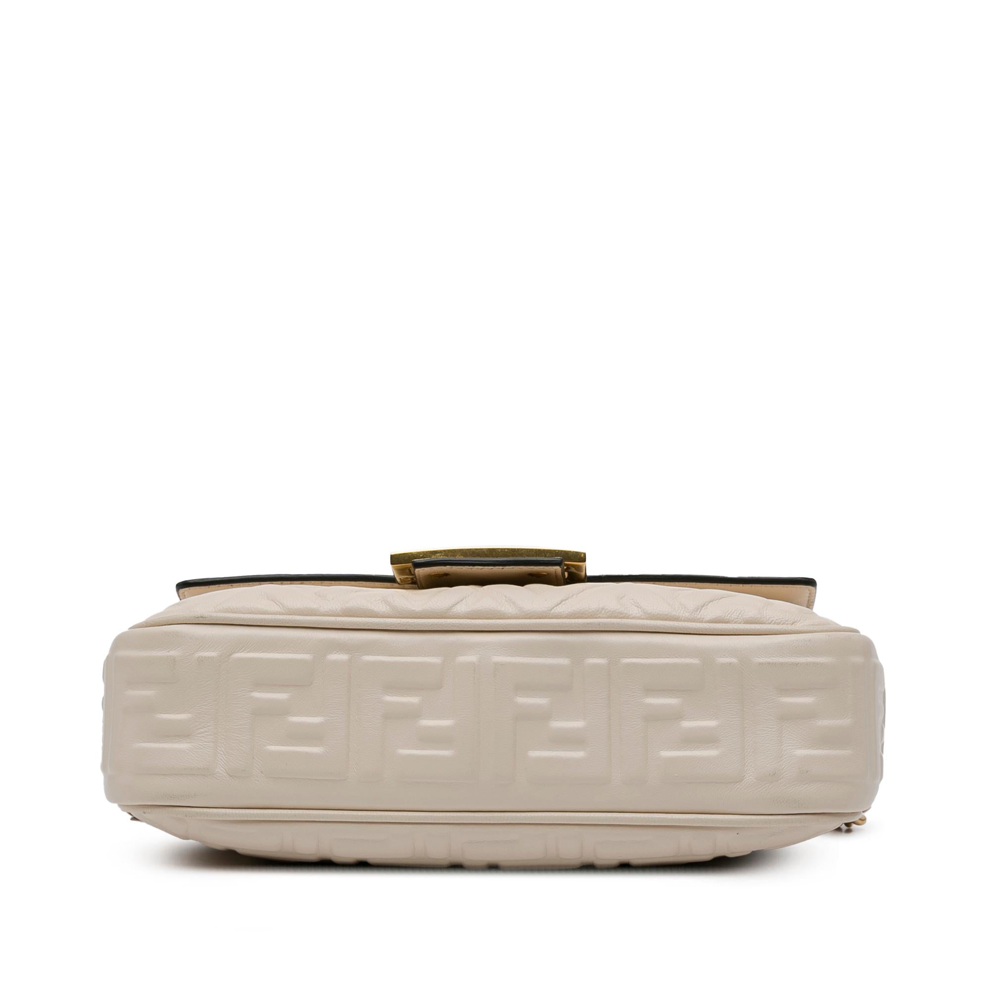 Fendi Zucca Embossed Chain Midi Baguette (SHG-InpXQw)