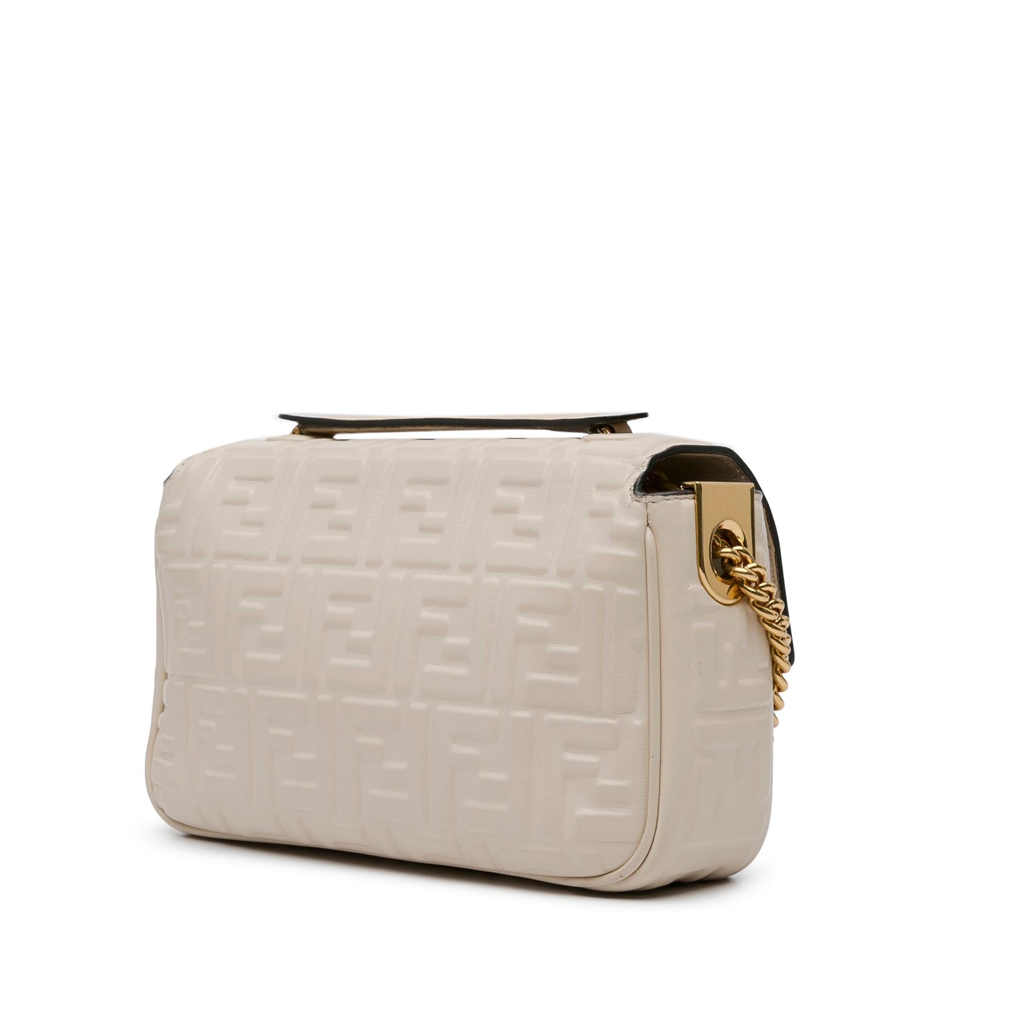 Fendi Zucca Embossed Chain Midi Baguette (SHG-InpXQw)