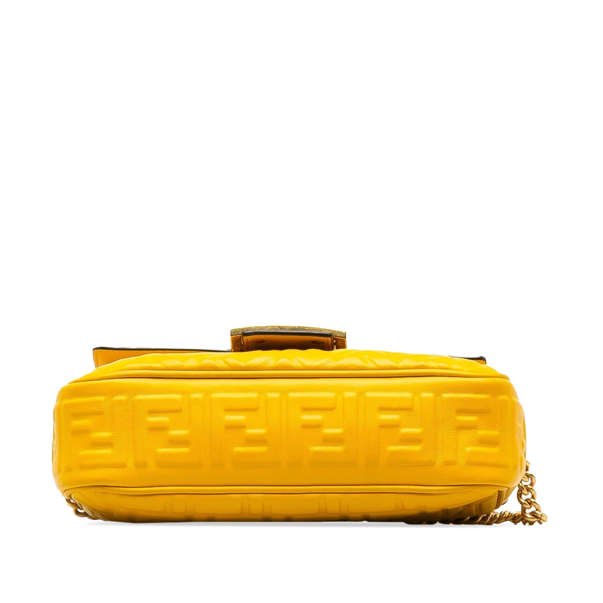 Fendi Zucca Embossed Chain Midi Baguette (SHG-eLWxI9)