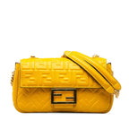 Fendi Zucca Embossed Chain Midi Baguette (SHG-eLWxI9)