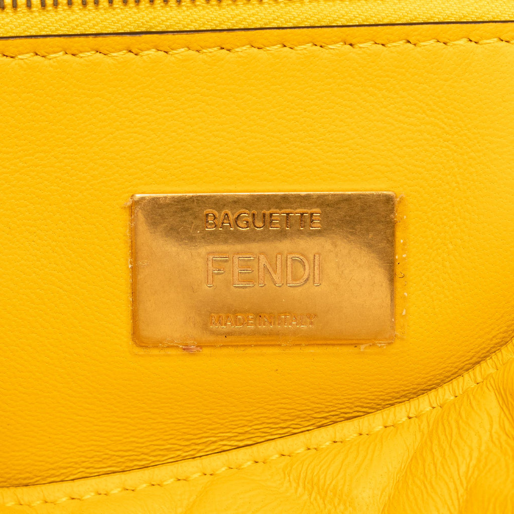 Fendi Zucca Embossed Chain Midi Baguette (SHG-eLWxI9)