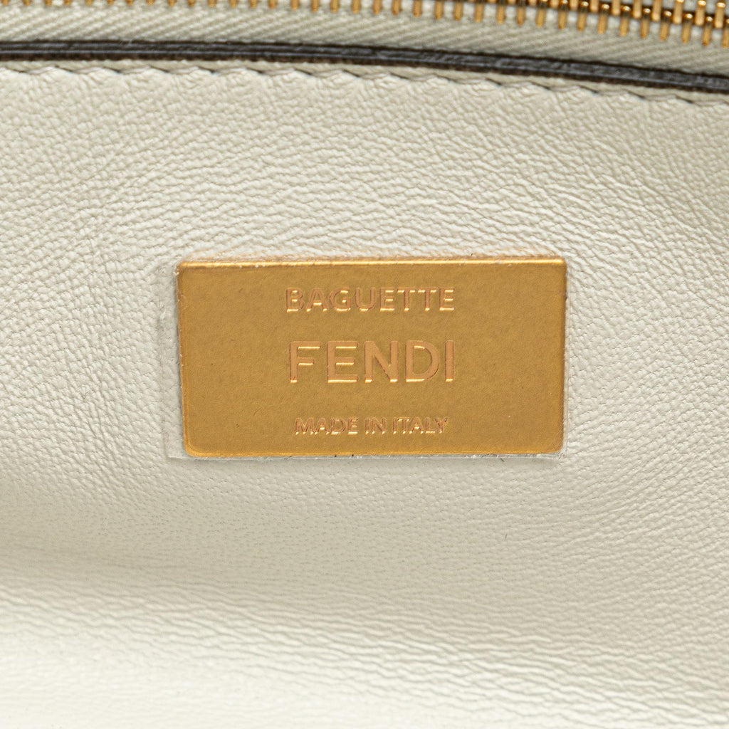 Fendi Zucca Embossed Chain Midi Baguette (SHG-8z8n9N)