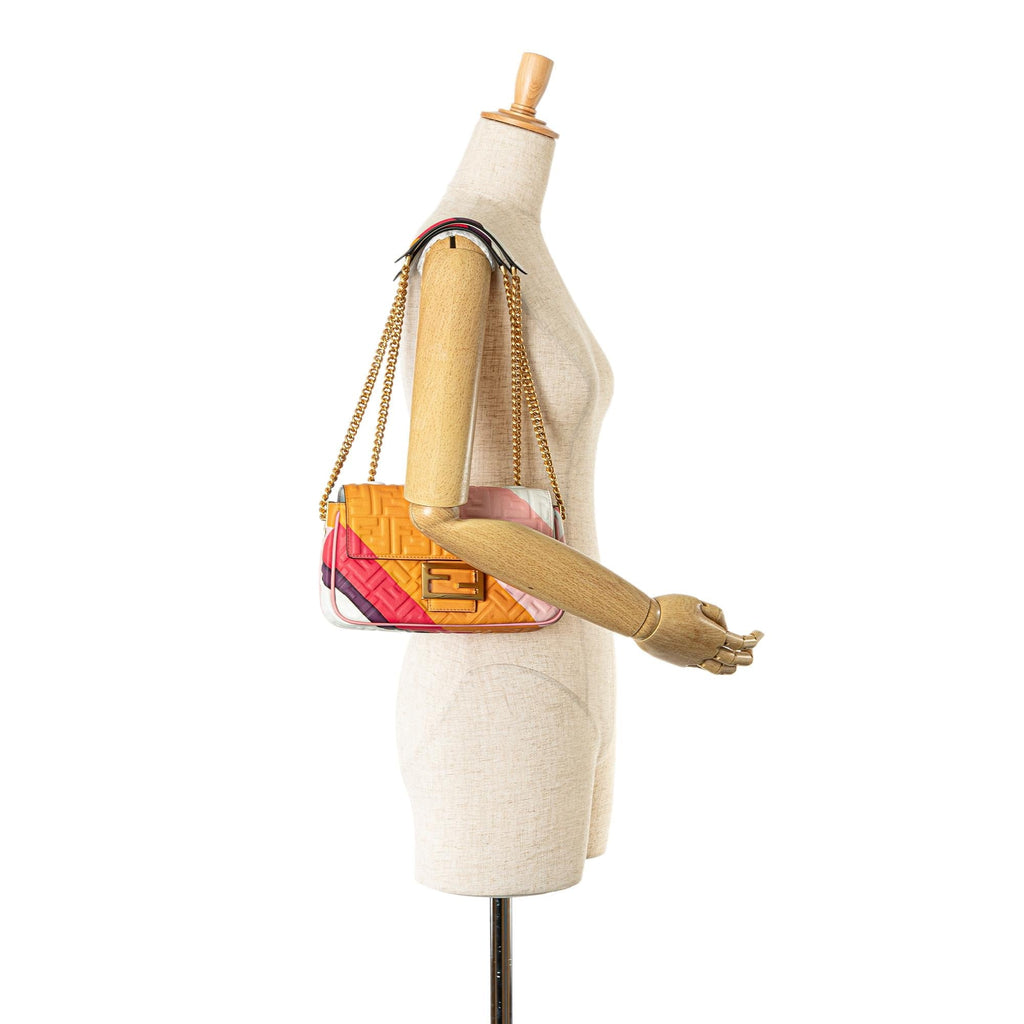 Fendi Zucca Embossed Chain Midi Baguette (SHG-8z8n9N)