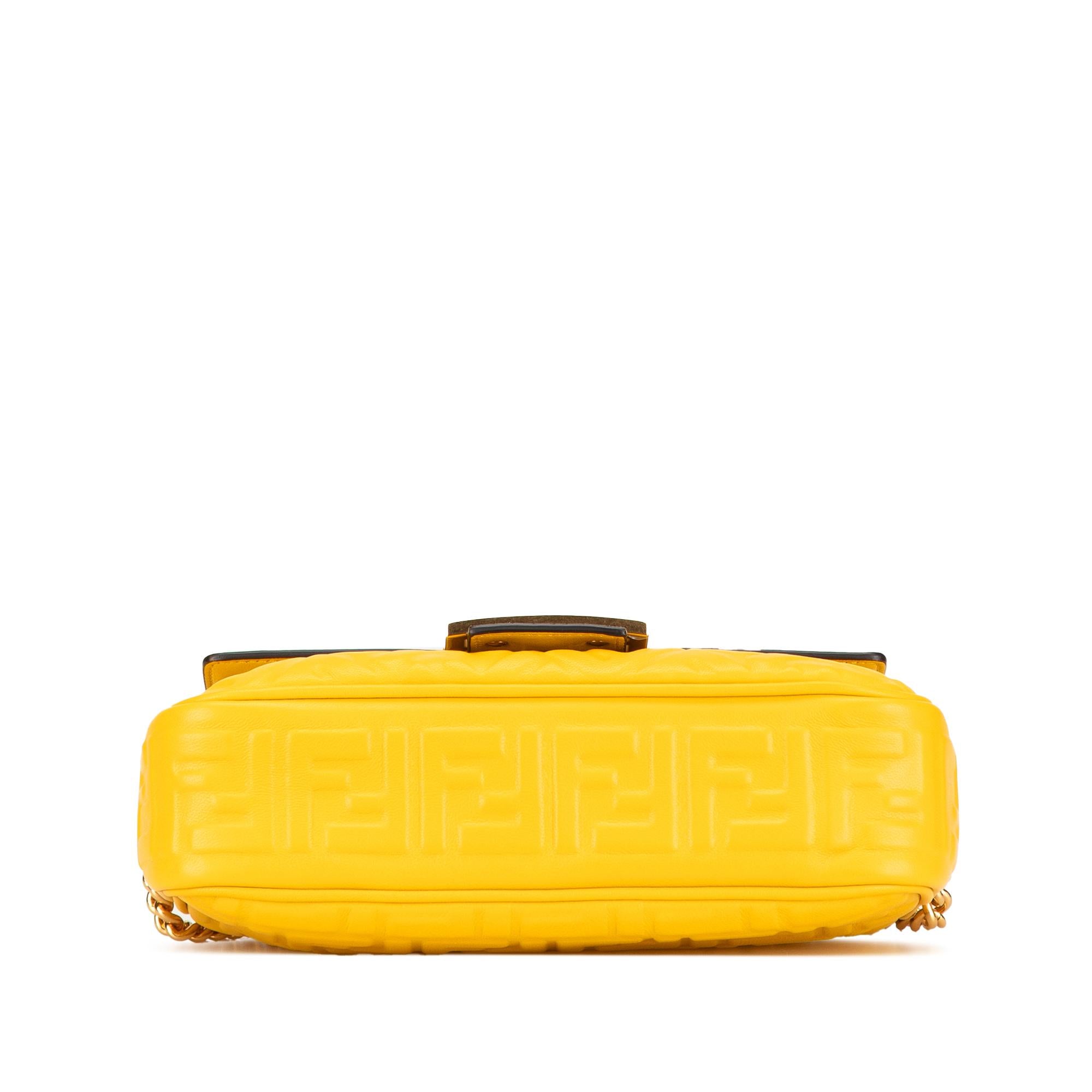 Fendi Zucca Embossed Chain Midi Baguette (SHG-cFziRb)