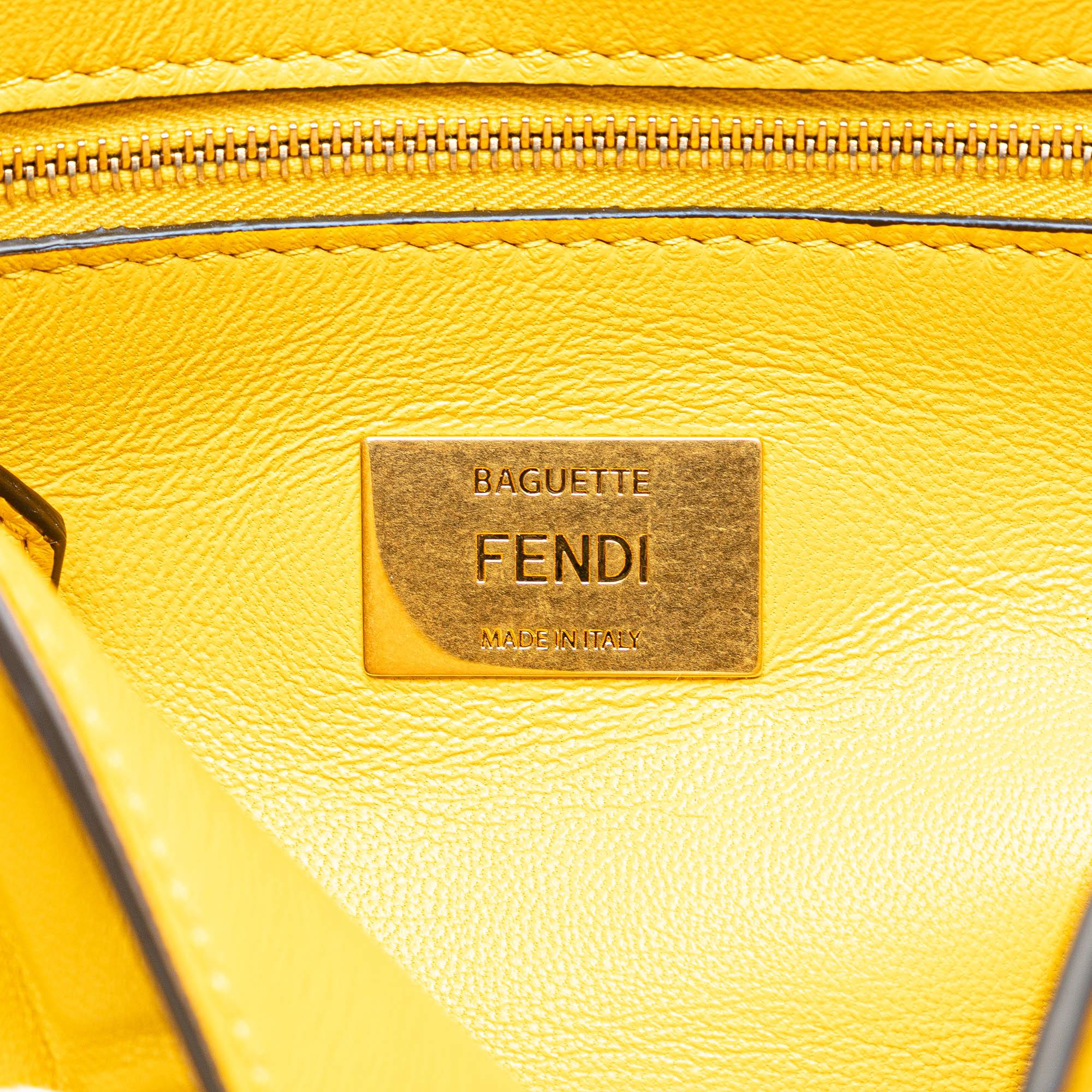 Fendi Zucca Embossed Chain Midi Baguette (SHG-cFziRb)