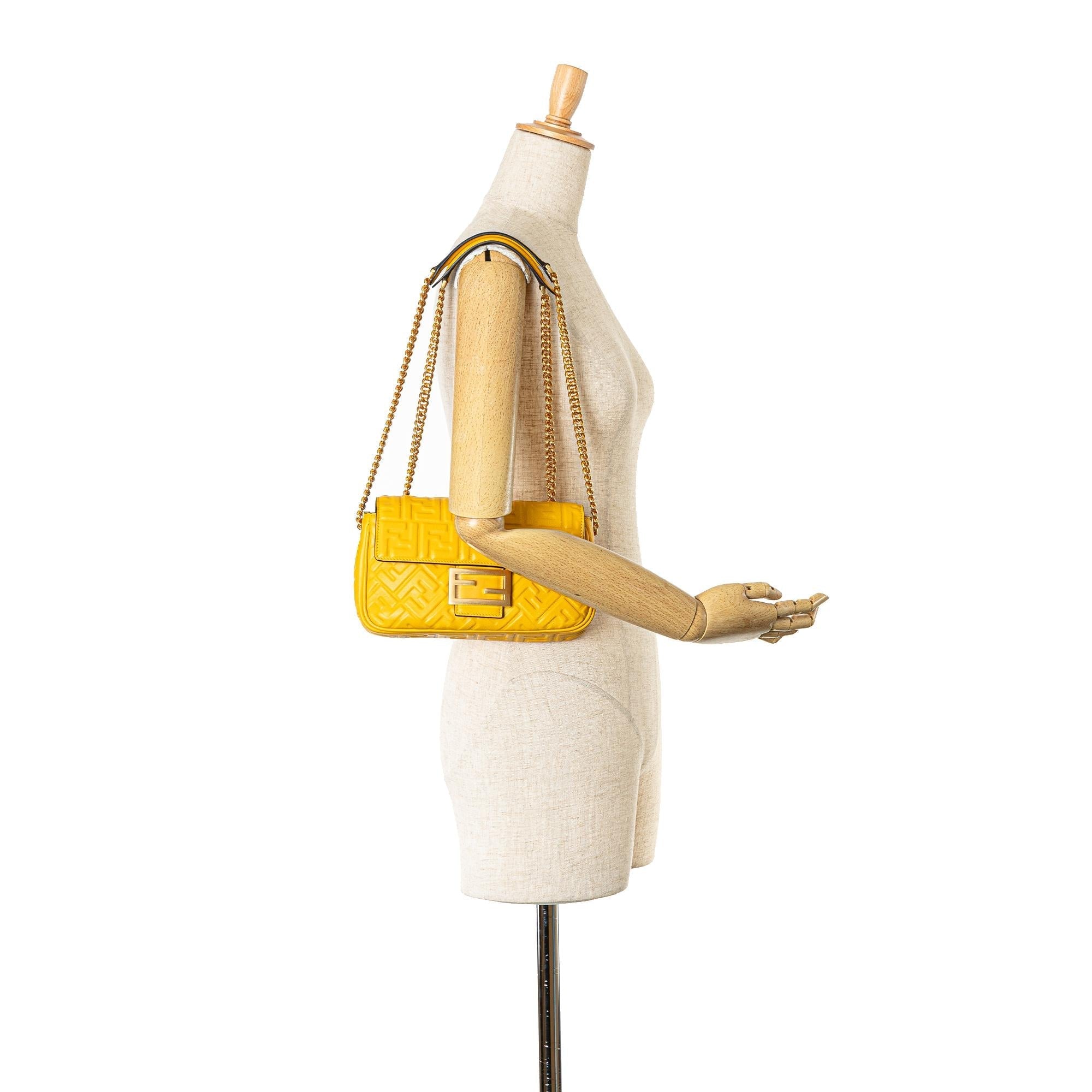 Fendi Zucca Embossed Chain Midi Baguette (SHG-cFziRb)