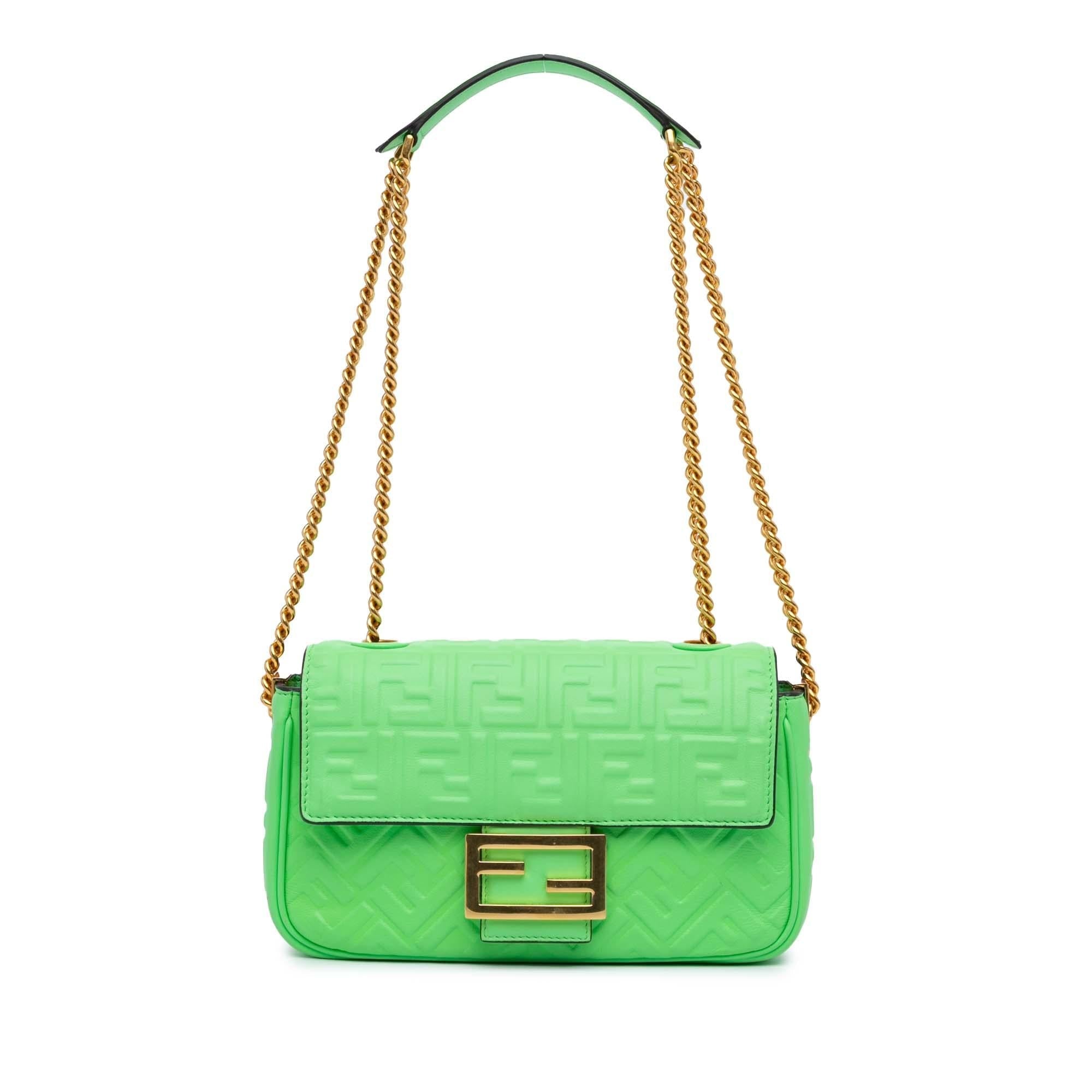 Fendi Zucca Embossed Chain Midi Baguette (SHG-KB1MMj)