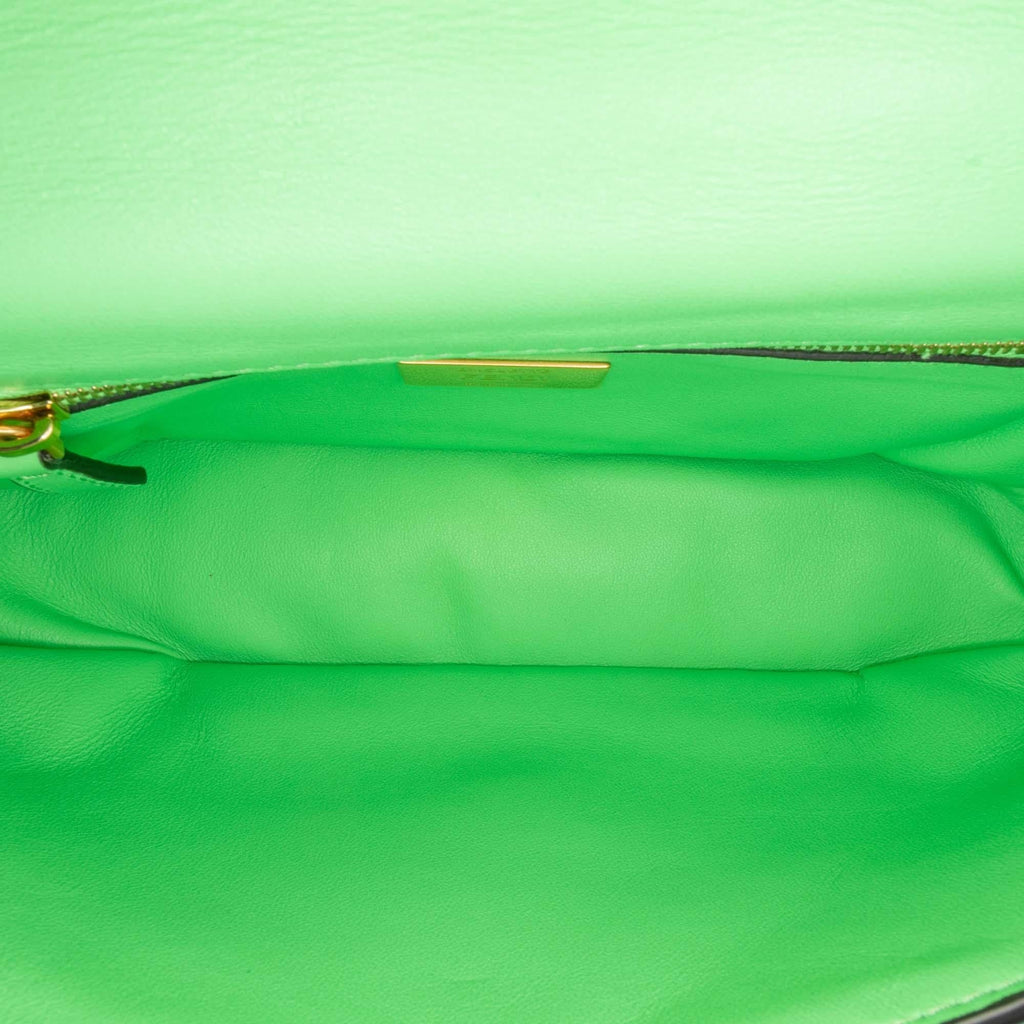 Fendi Zucca Embossed Chain Midi Baguette (SHG-KB1MMj)