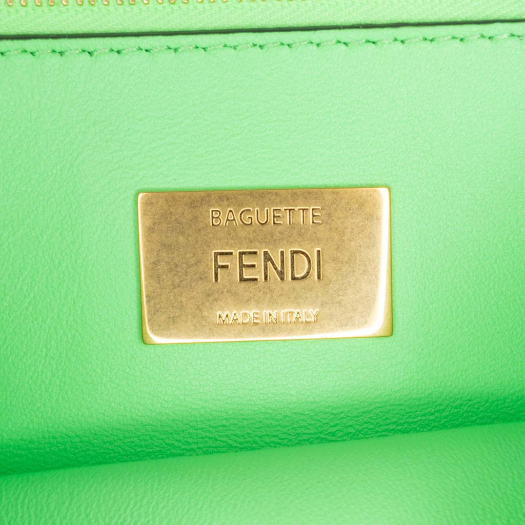 Fendi Zucca Embossed Chain Midi Baguette (SHG-KB1MMj)
