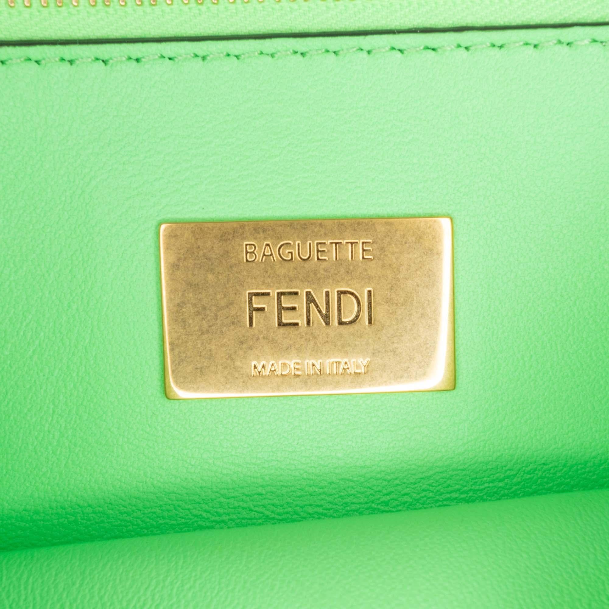 Fendi Zucca Embossed Chain Midi Baguette (SHG-KB1MMj)