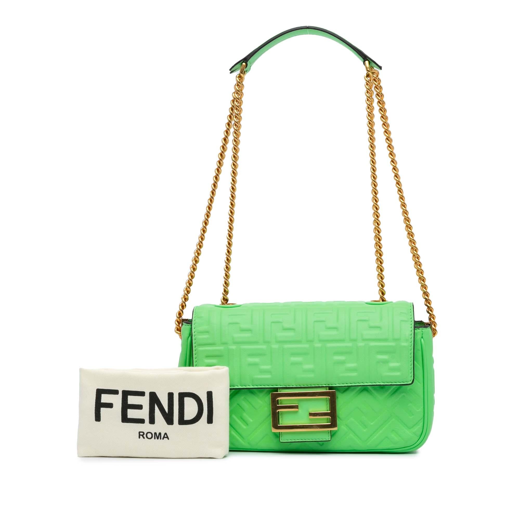 Fendi Zucca Embossed Chain Midi Baguette (SHG-KB1MMj)