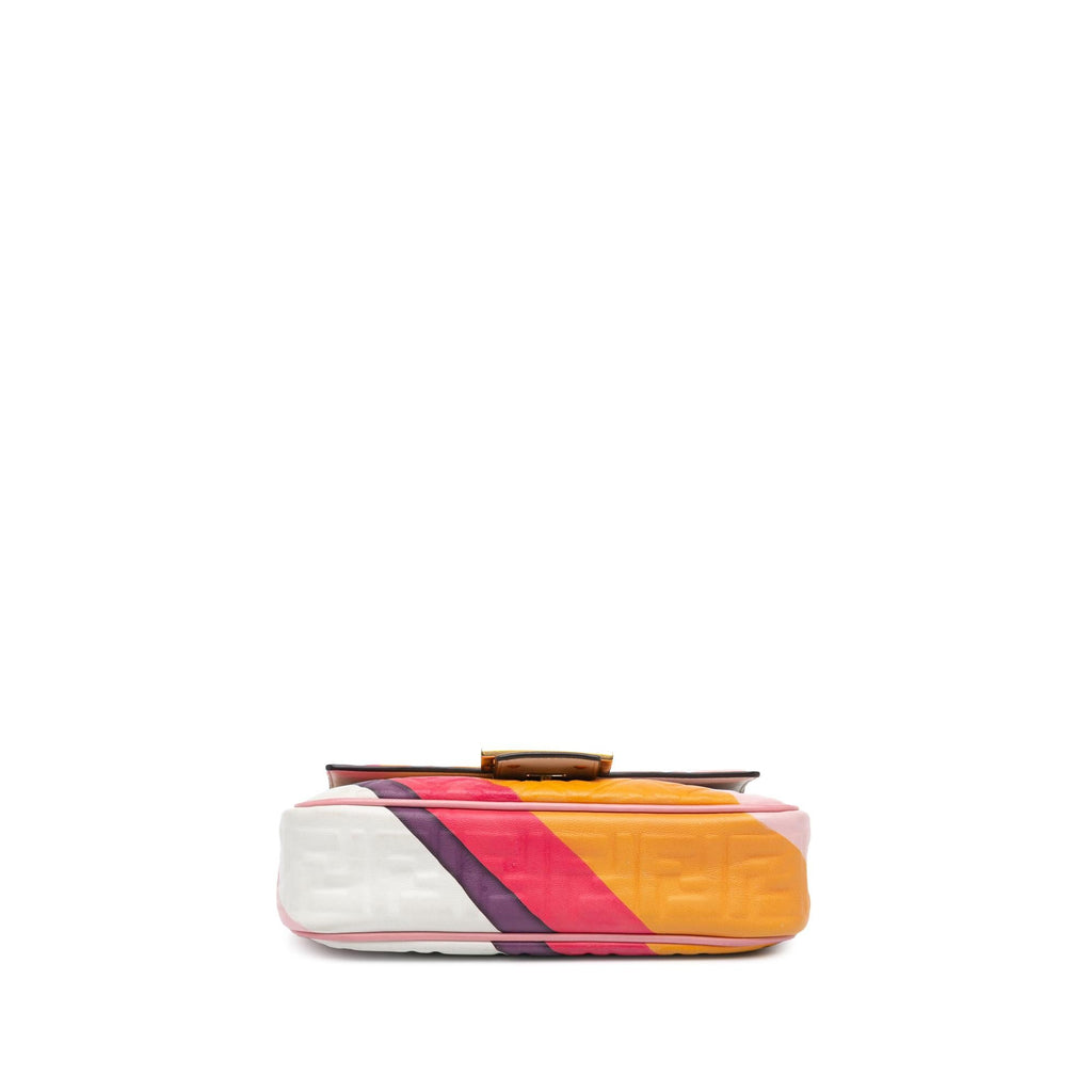Fendi Zucca Embossed Chain Midi Baguette (SHG-TwWttm)