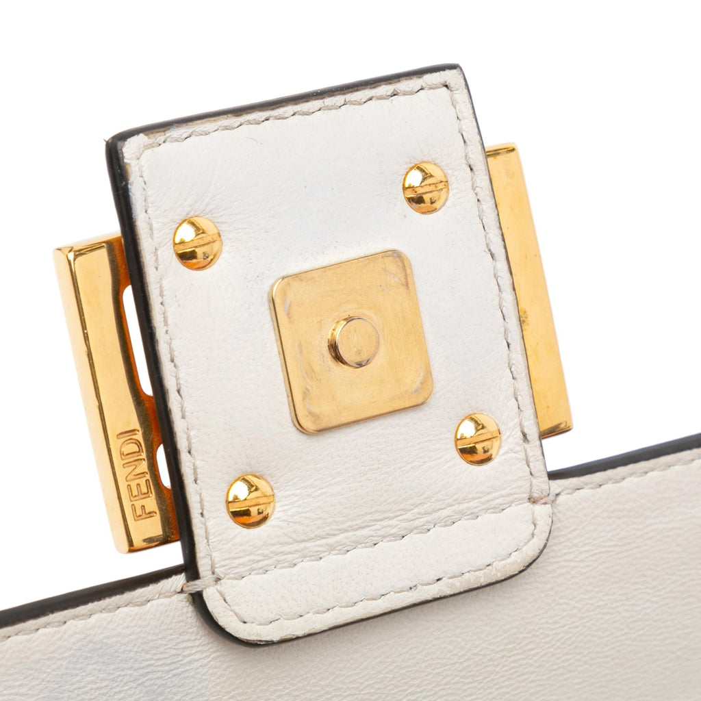 Fendi Zucca Embossed Chain Midi Baguette (SHG-TwWttm)
