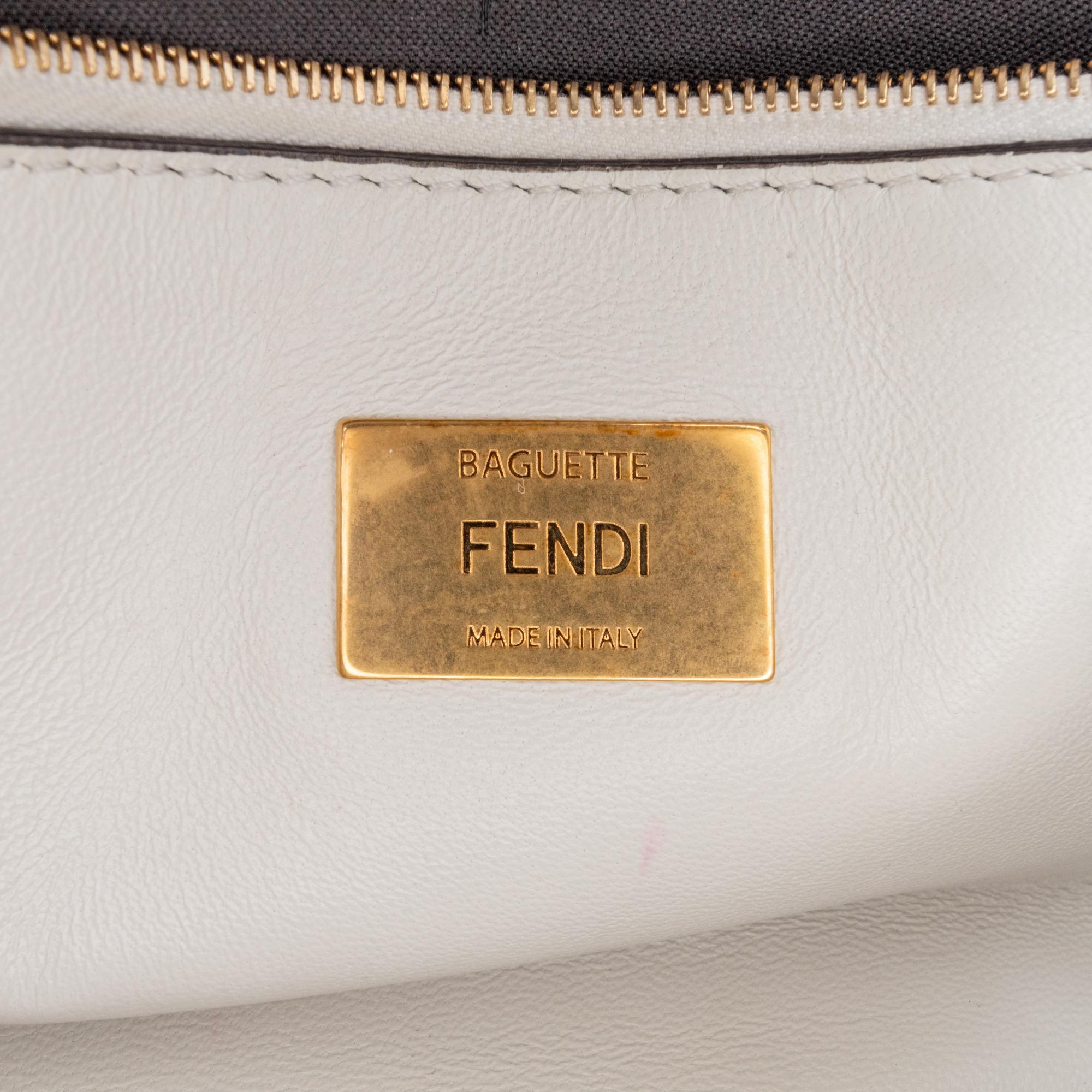 Fendi Zucca Embossed Chain Midi Baguette (SHG-TwWttm)