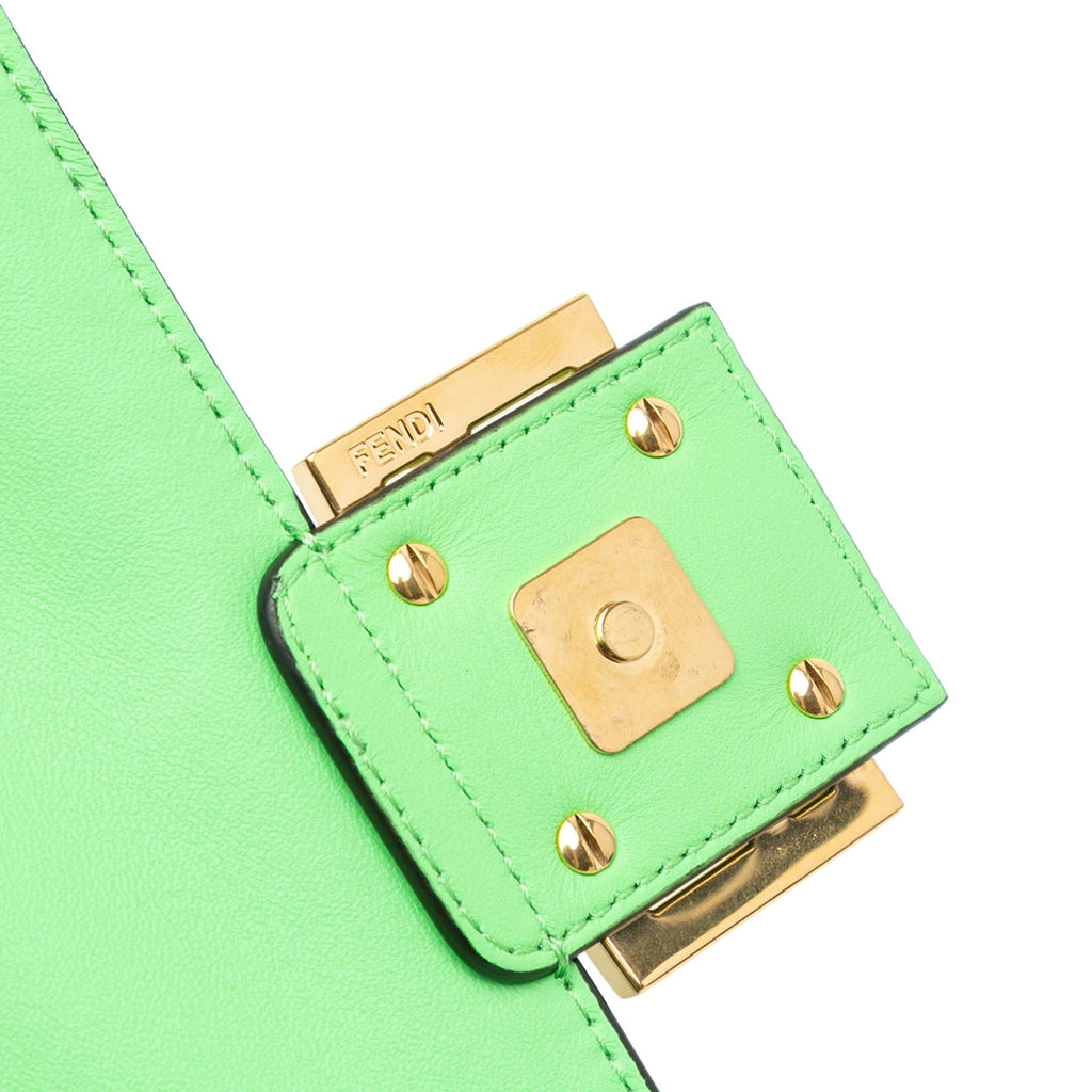 Fendi Zucca Embossed Leather Chain Midi Baguette (SHG-dpPjua)